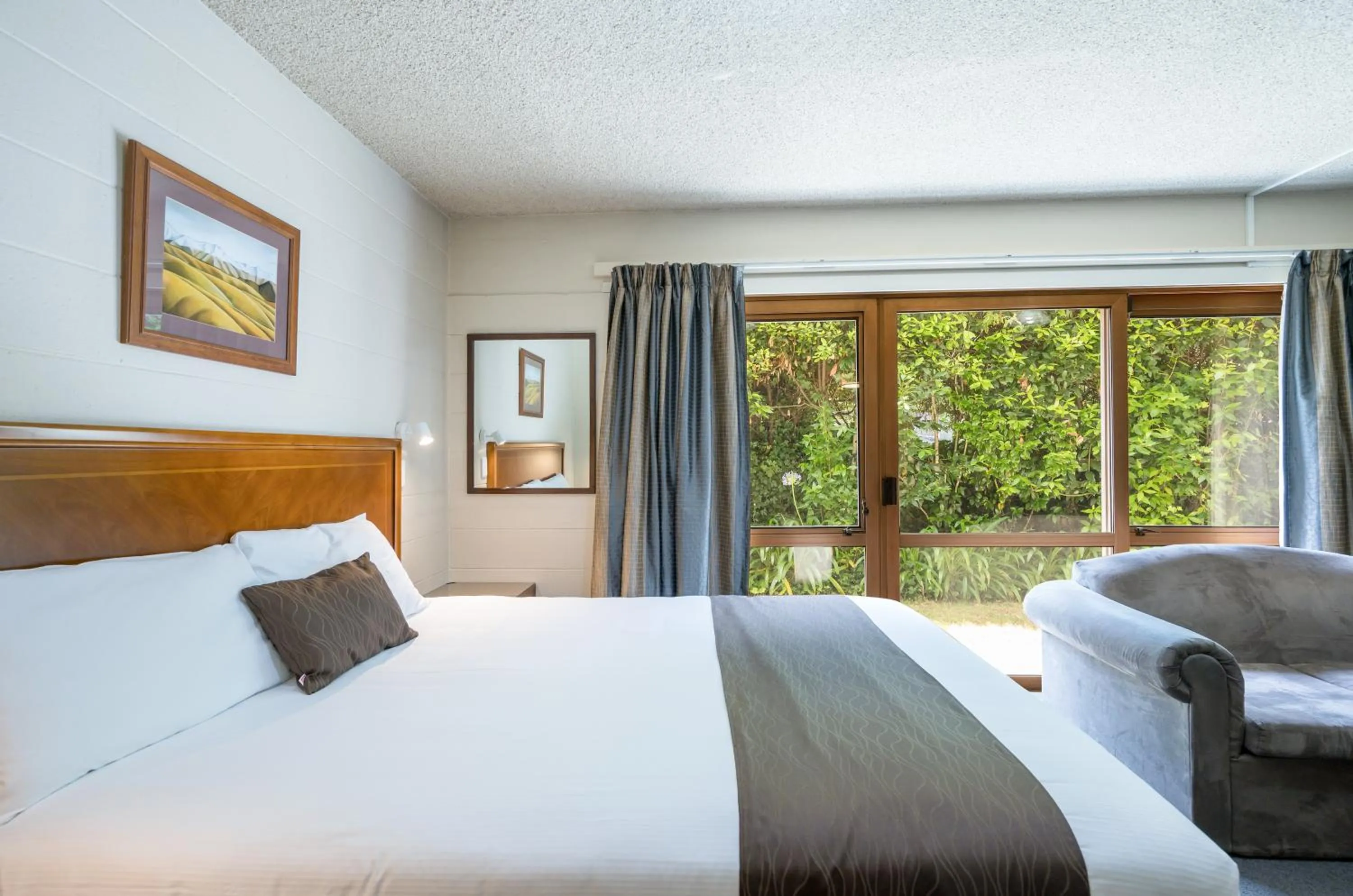 View (from property/room), Bed in Admirals Motor Inn