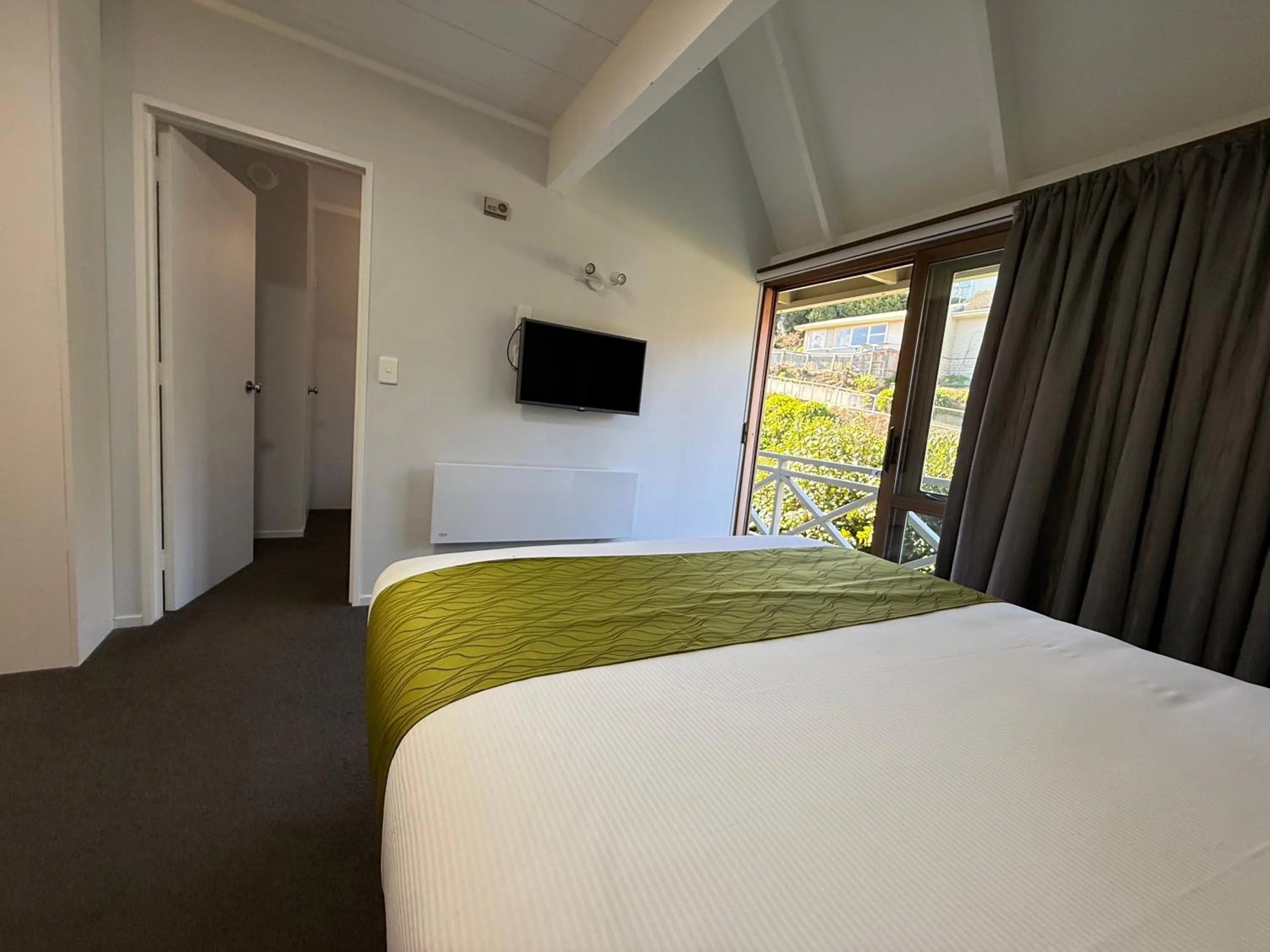 Bed in Admirals Motor Inn