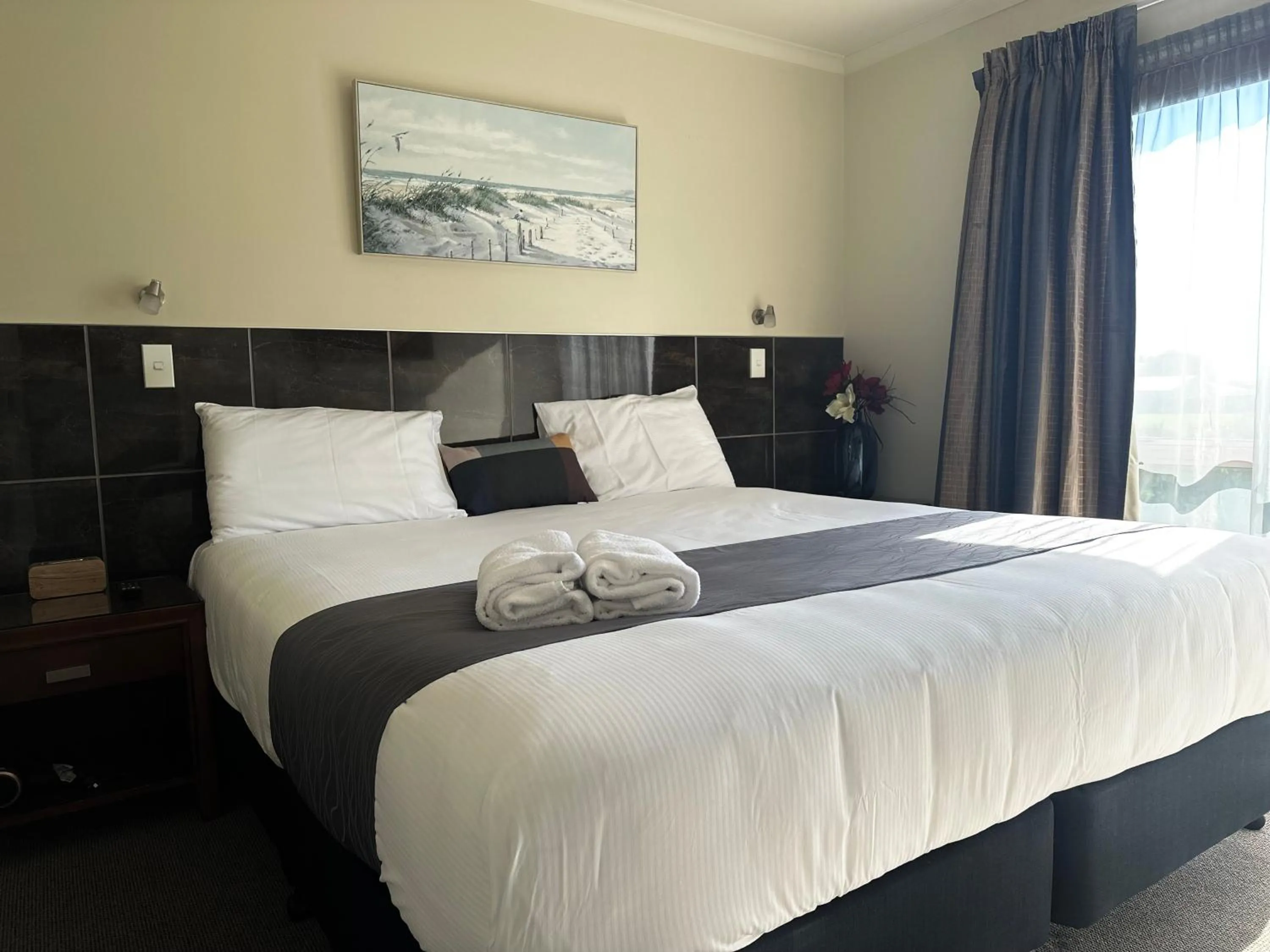 Bed in Admirals Motor Inn