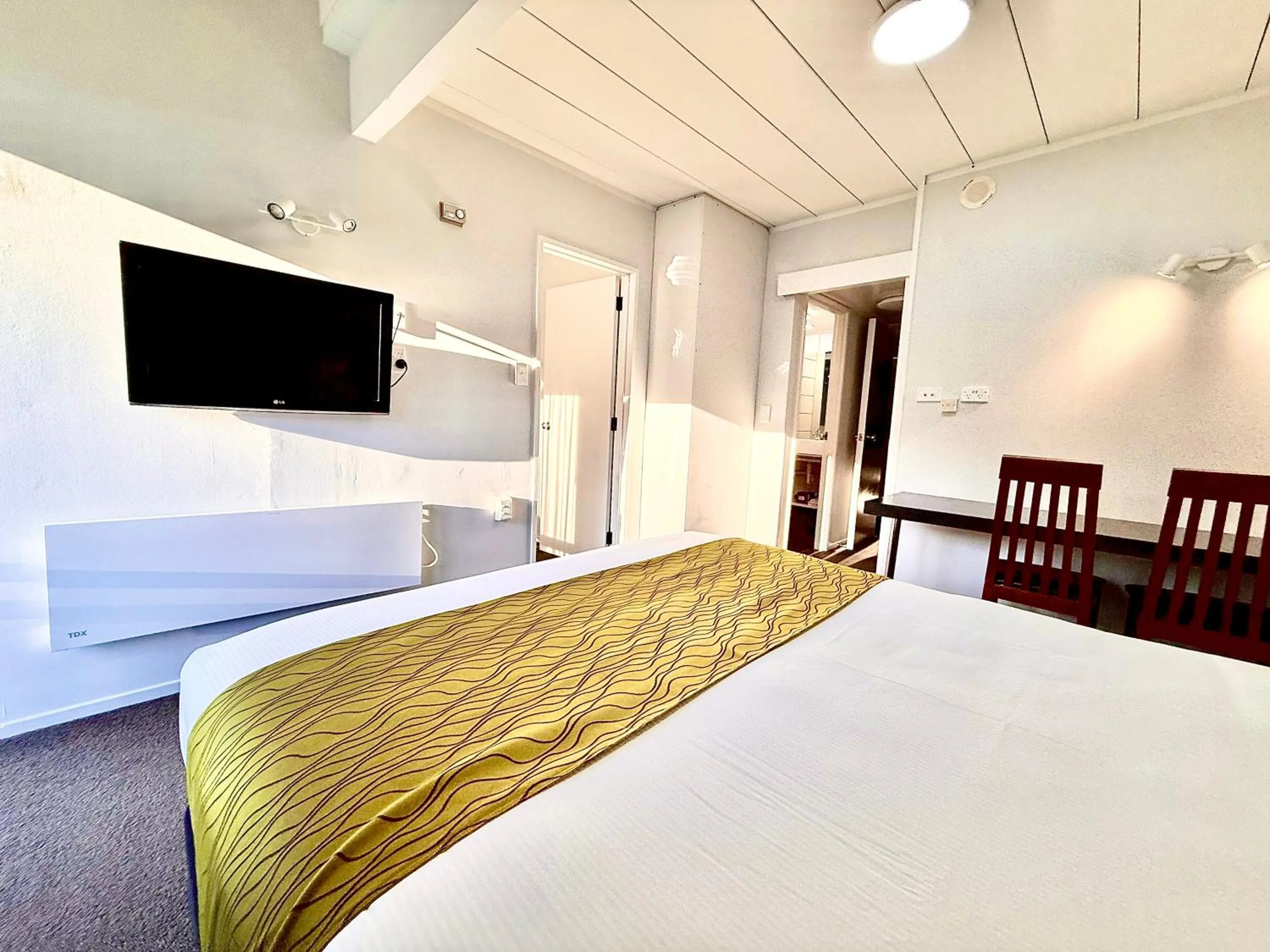 Bed in Admirals Motor Inn