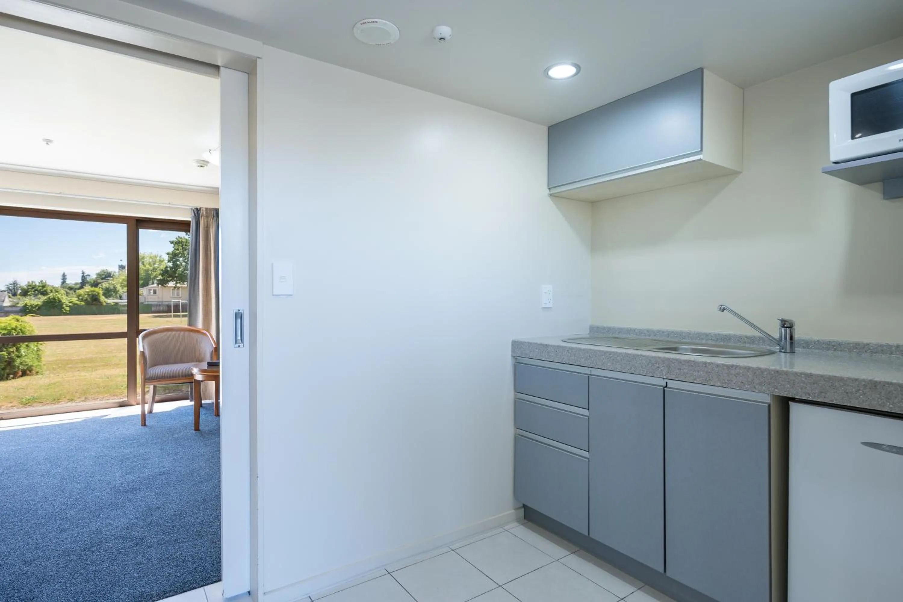 Kitchen or kitchenette in Admirals Motor Inn