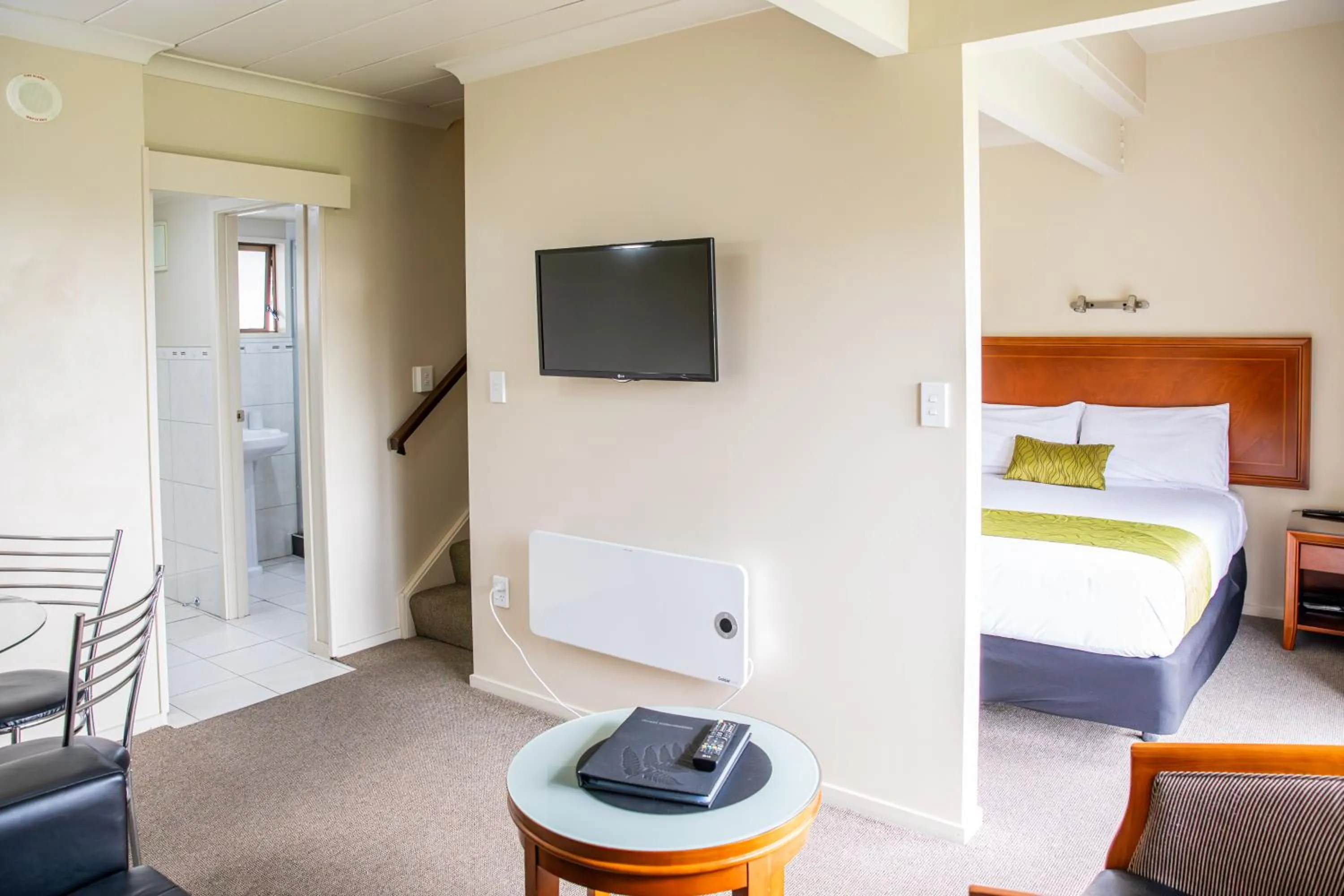 View (from property/room), Bed in Admirals Motor Inn