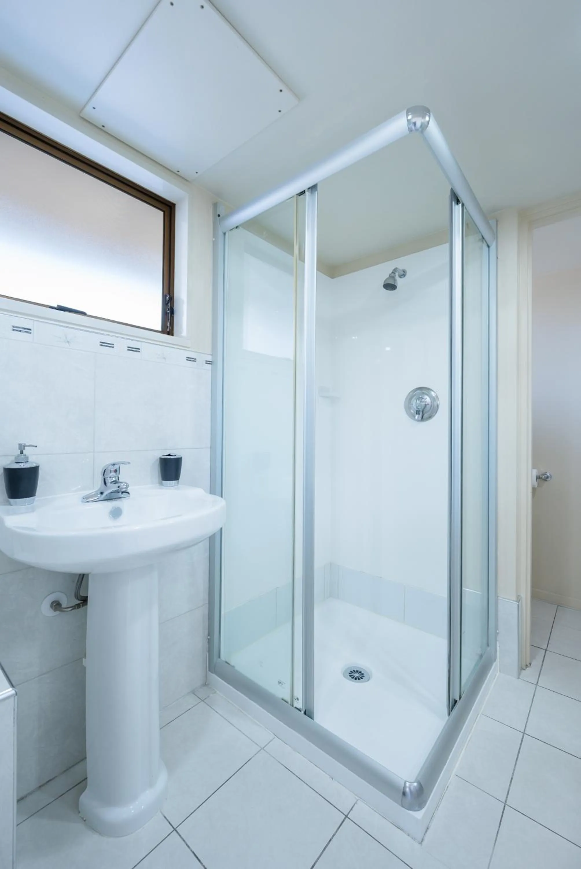 Bathroom in Admirals Motor Inn