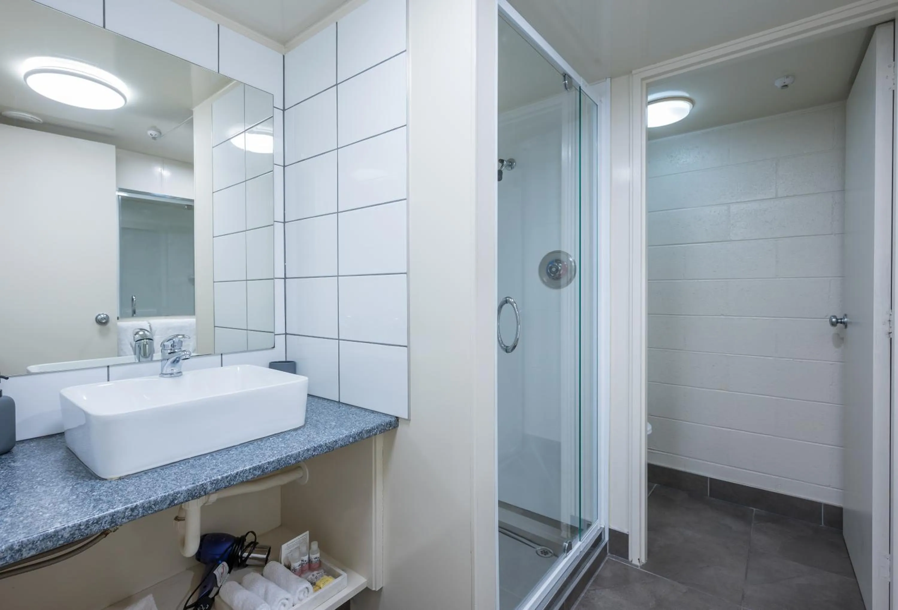 Bathroom in Admirals Motor Inn