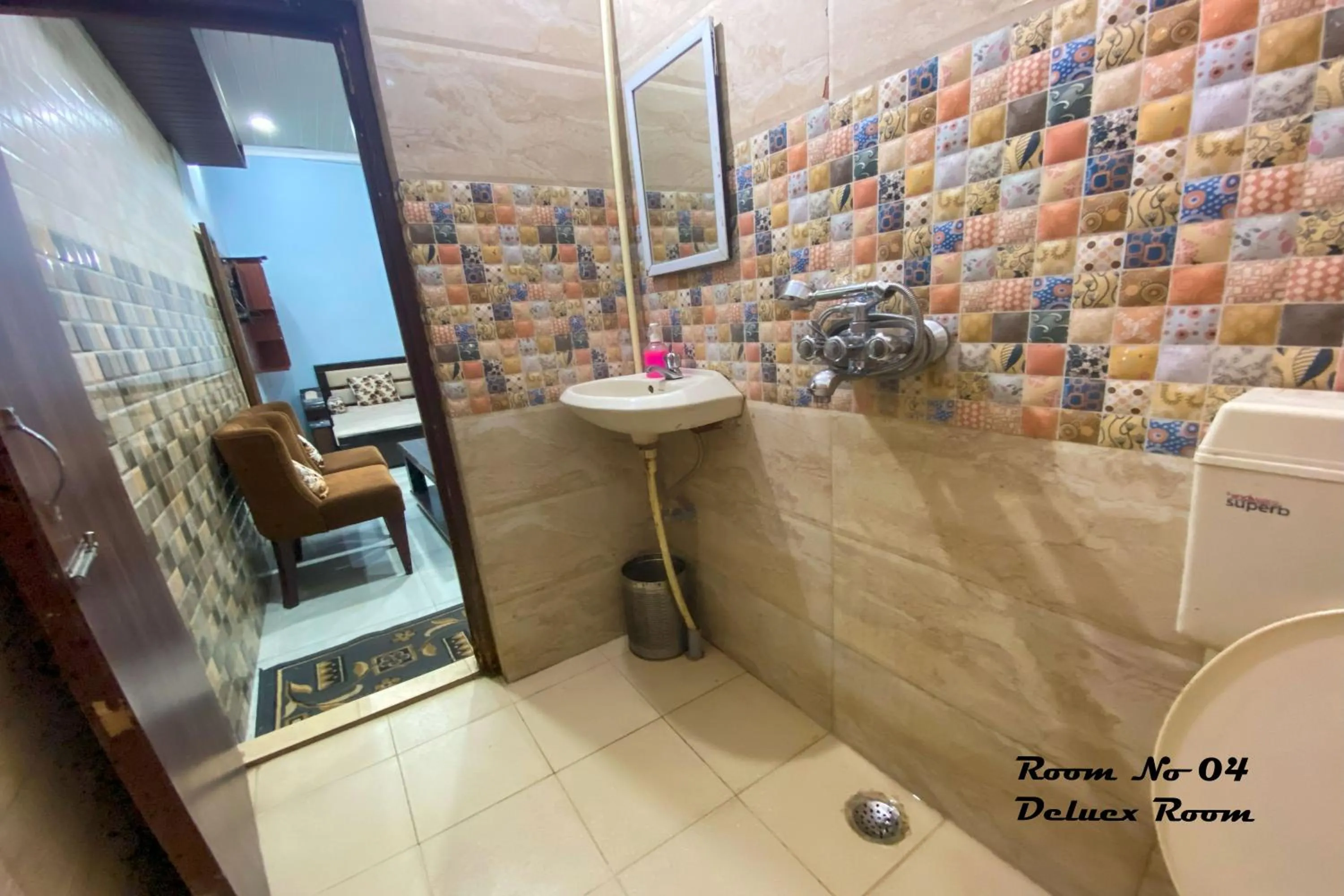 Toilet in Hotel Ganga Basin