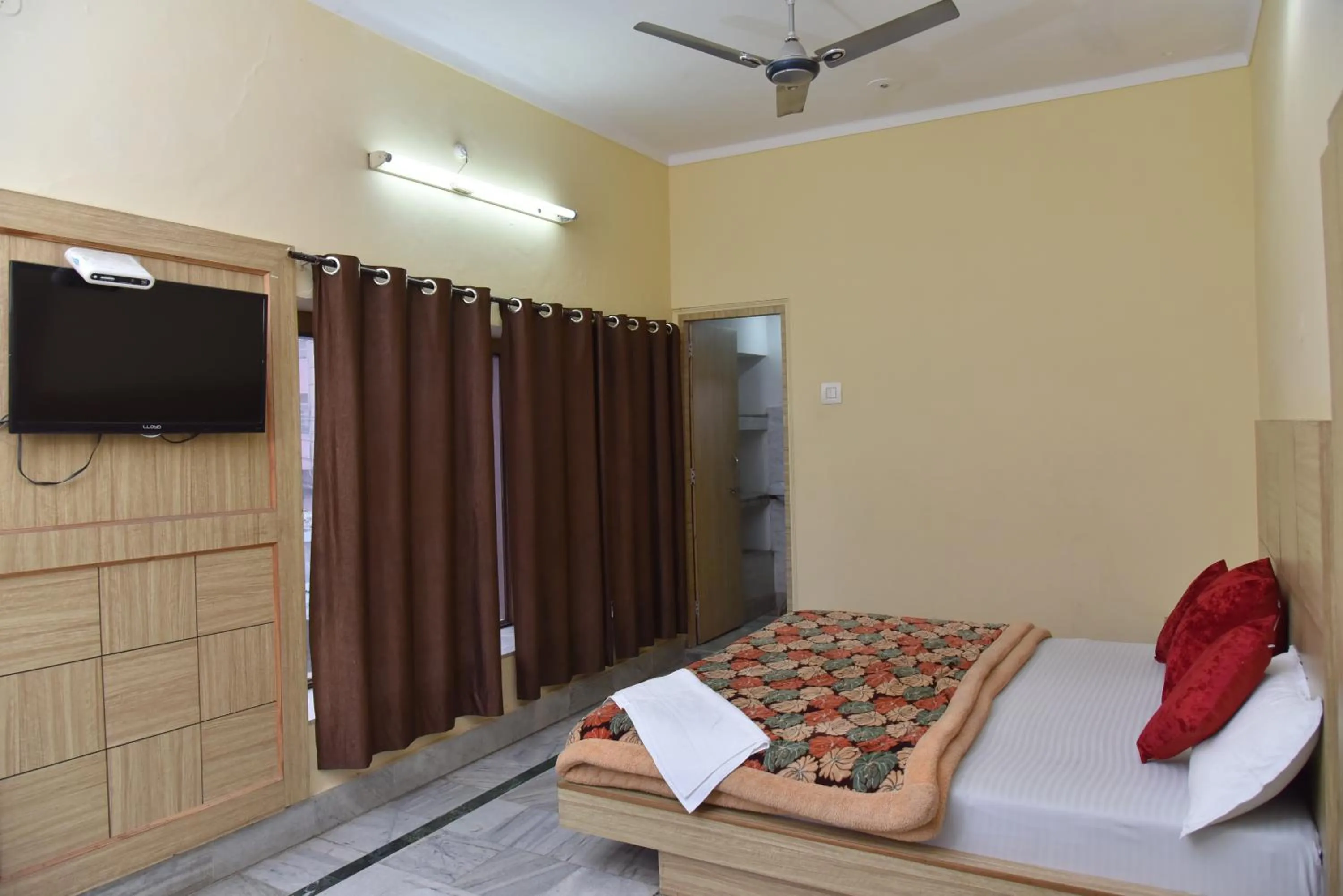 Bed in Hotel Ganga Basin