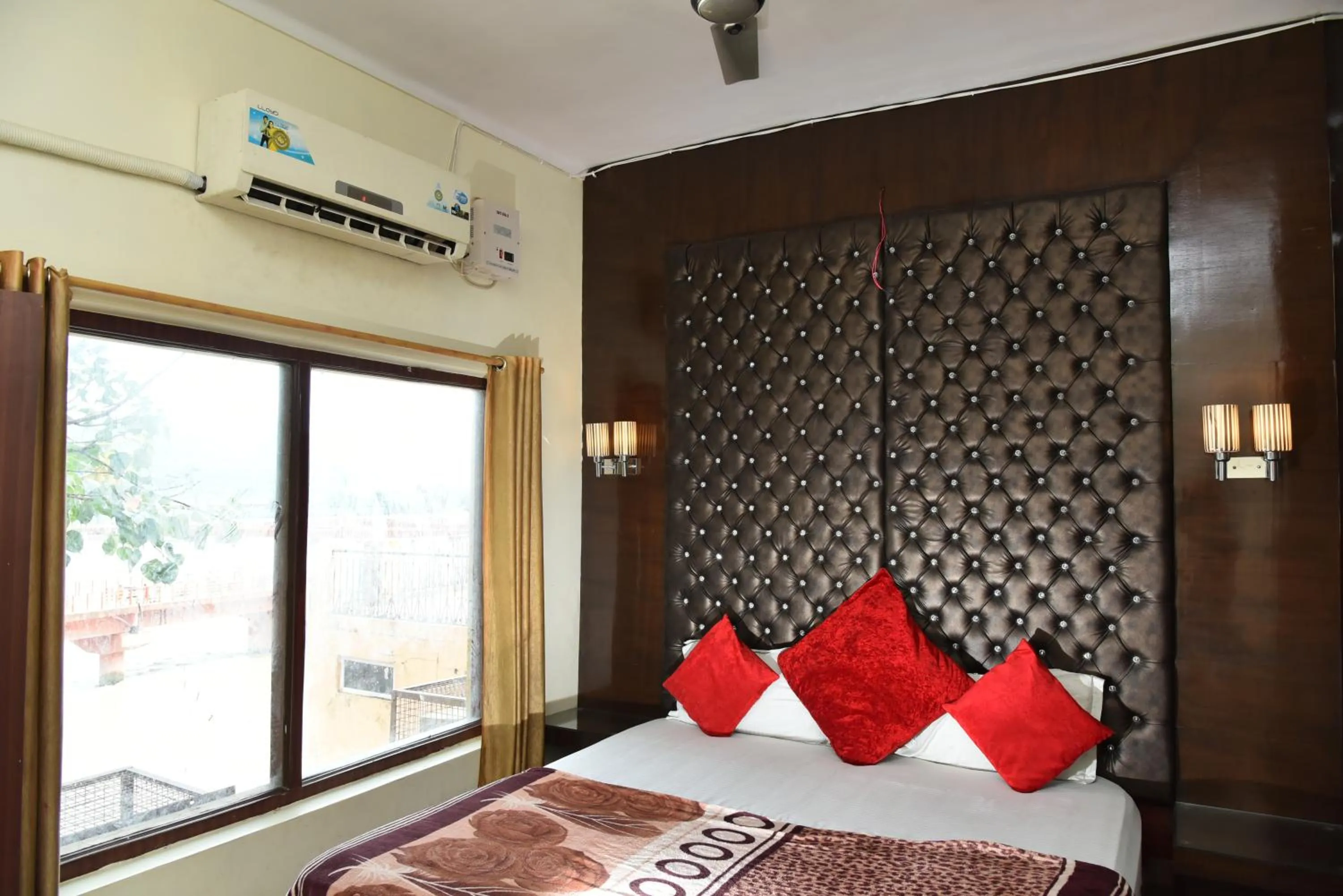 Bed in Hotel Ganga Basin