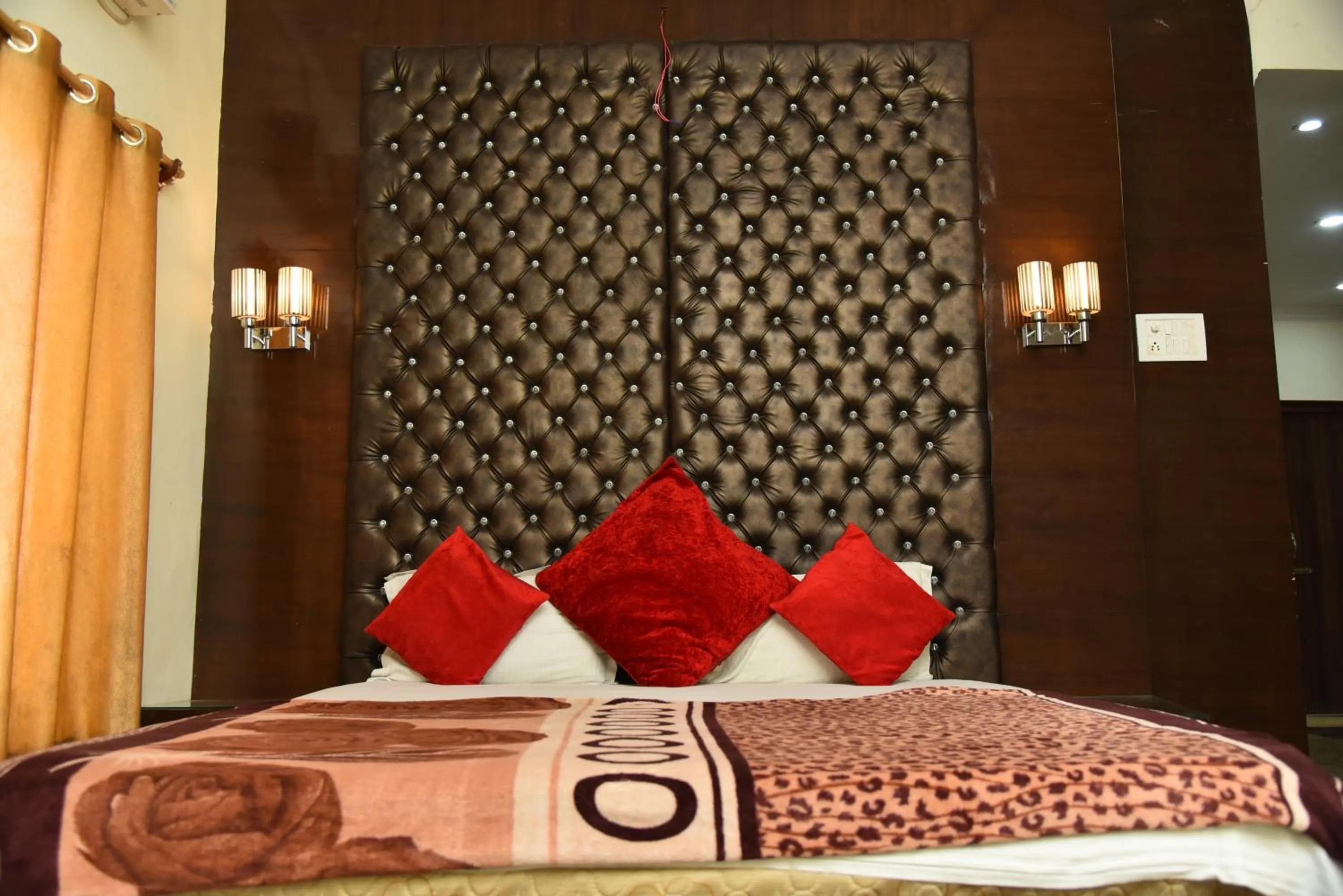 Bed in Hotel Ganga Basin