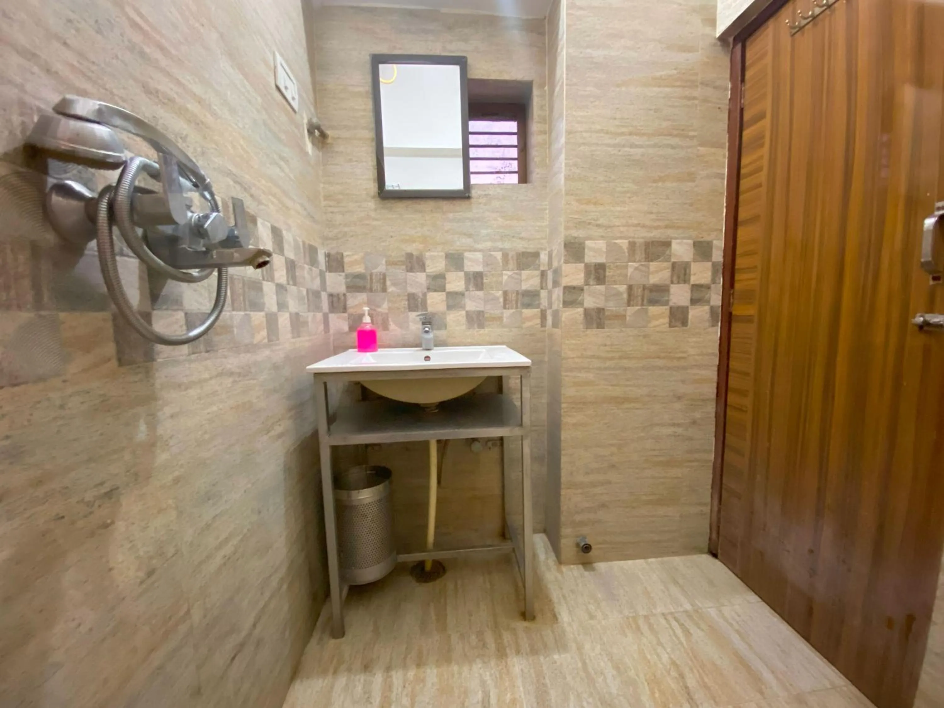 Bathroom in Hotel Ganga Basin