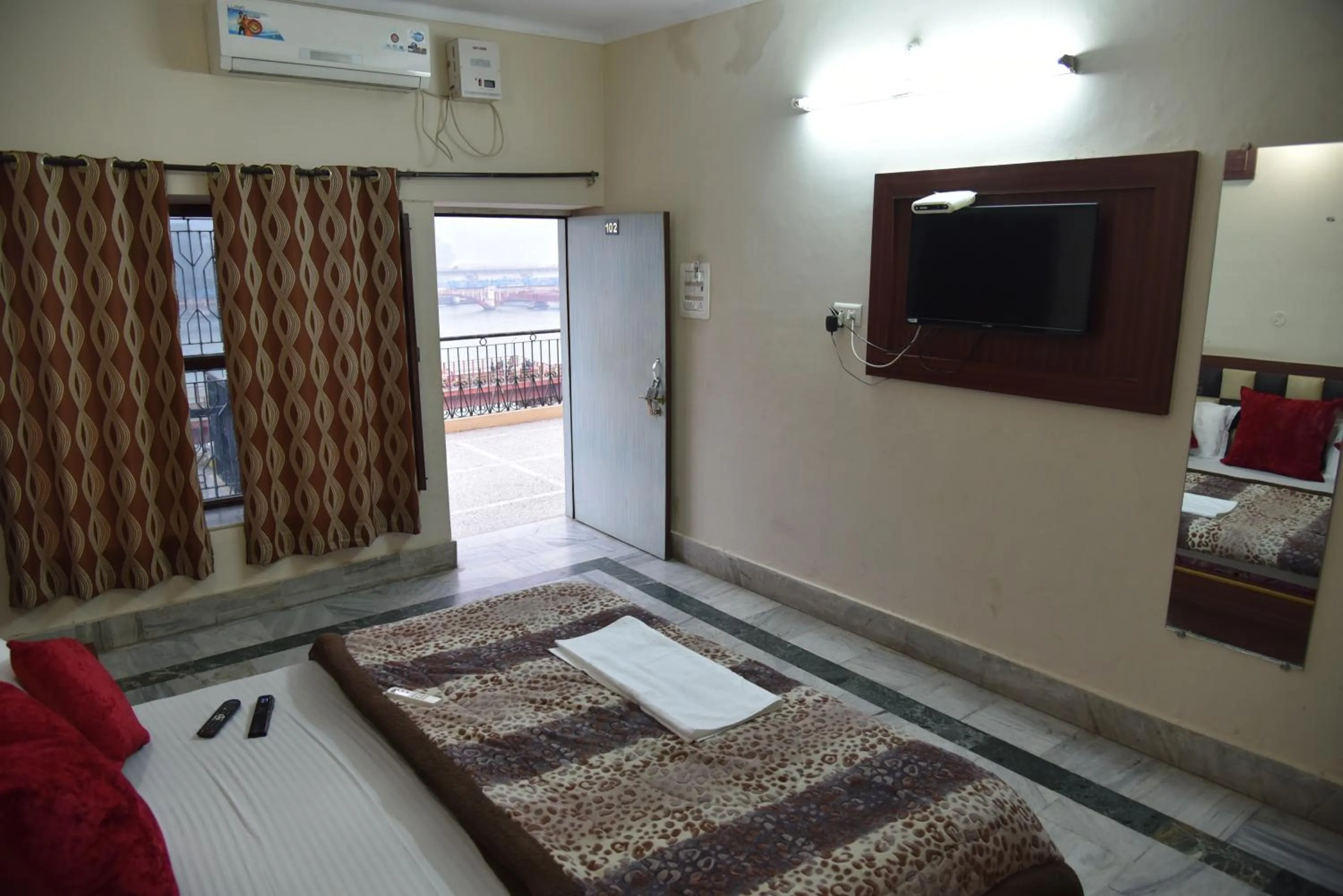 Bed in Hotel Ganga Basin