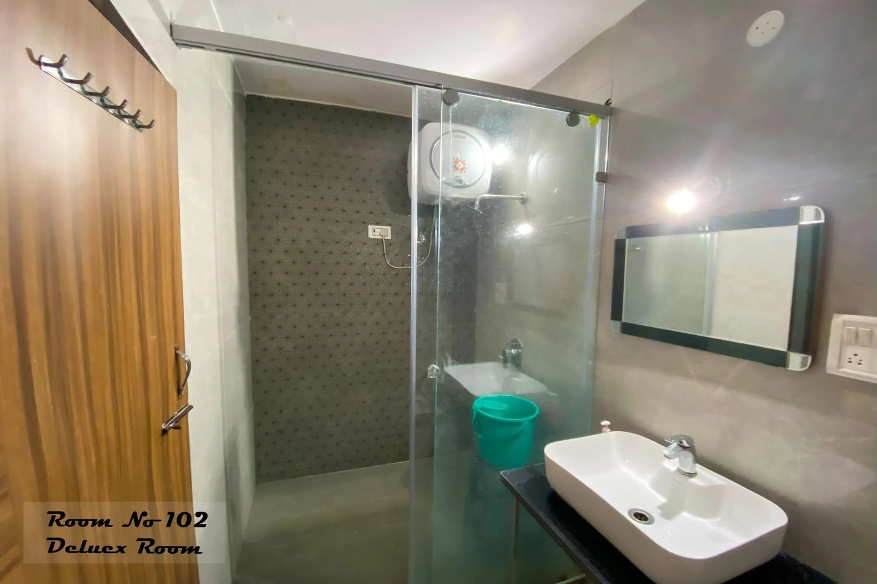 Shower in Hotel Ganga Basin