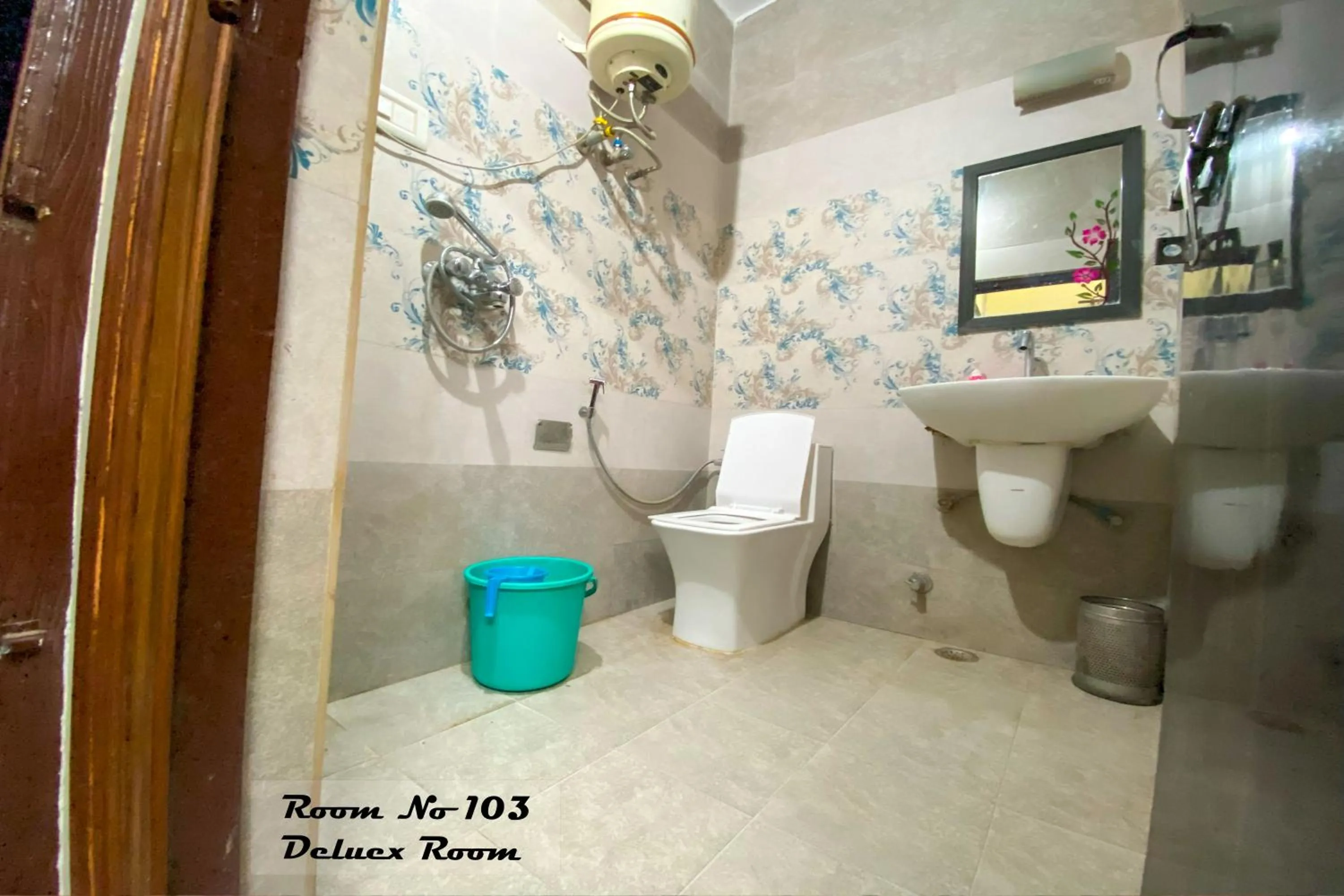 Toilet in Hotel Ganga Basin