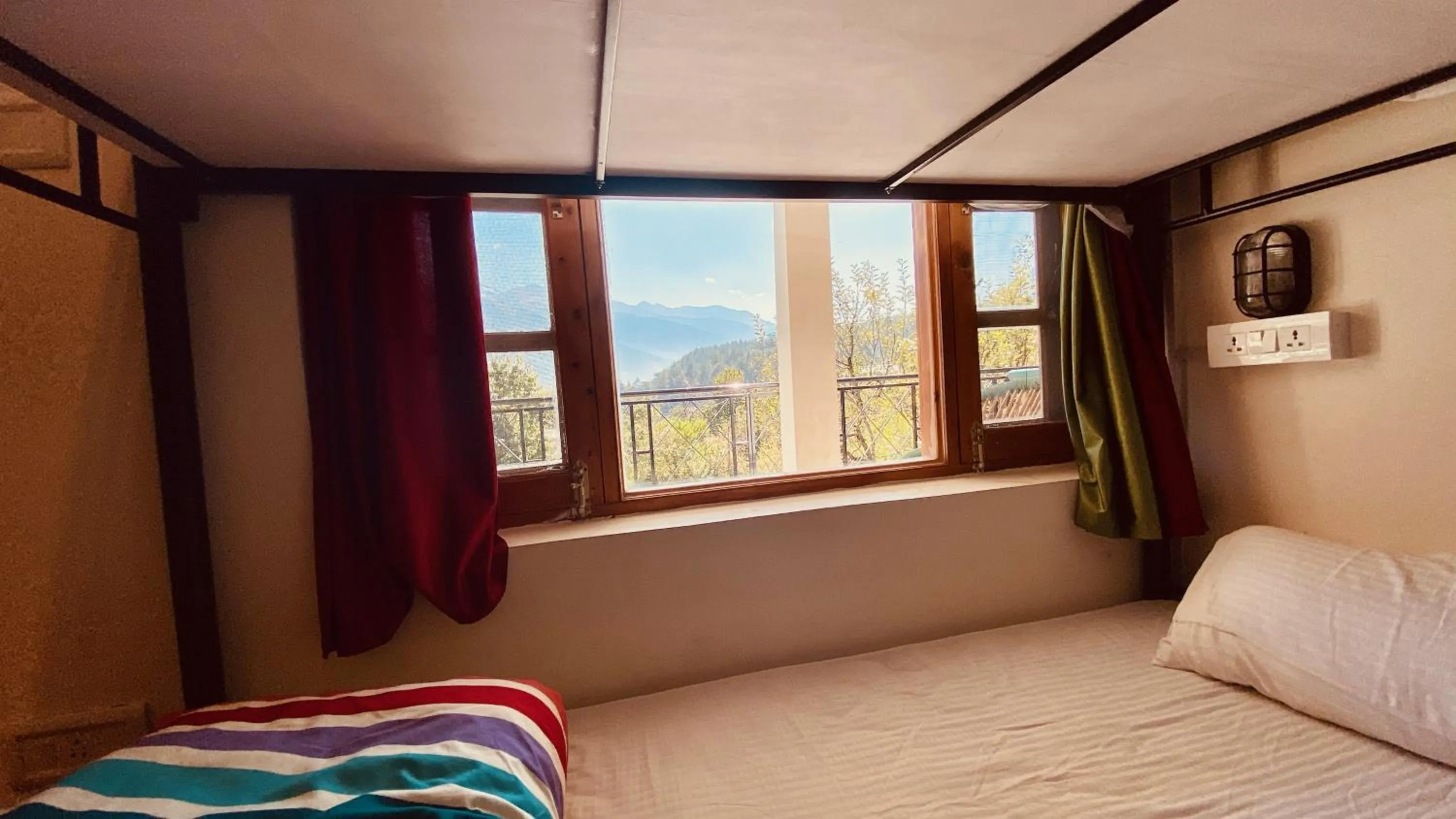 Bed in Madpackers Manali