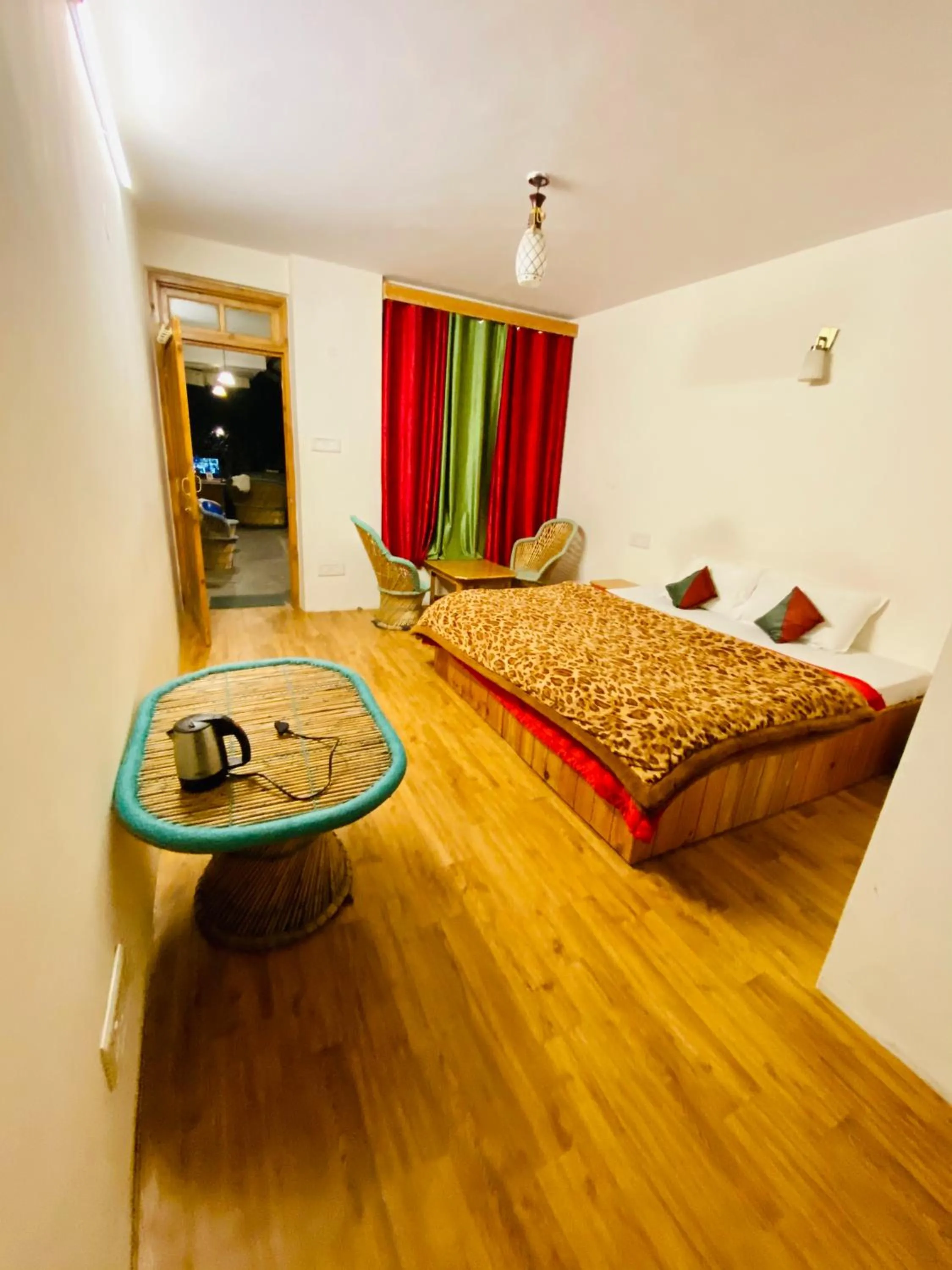 Bed in Madpackers Manali