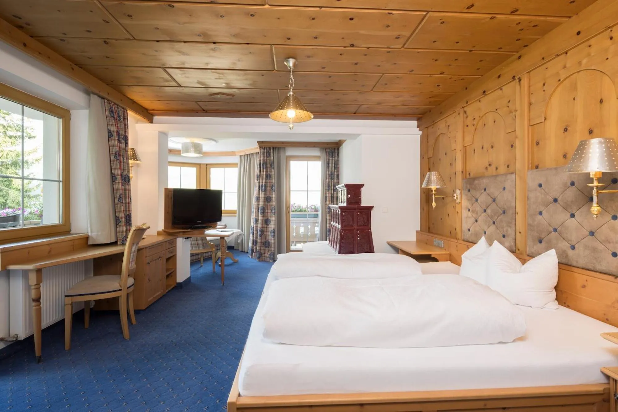 Communal lounge/ TV room, Bed in Hotel Silberberger - Wildschönau