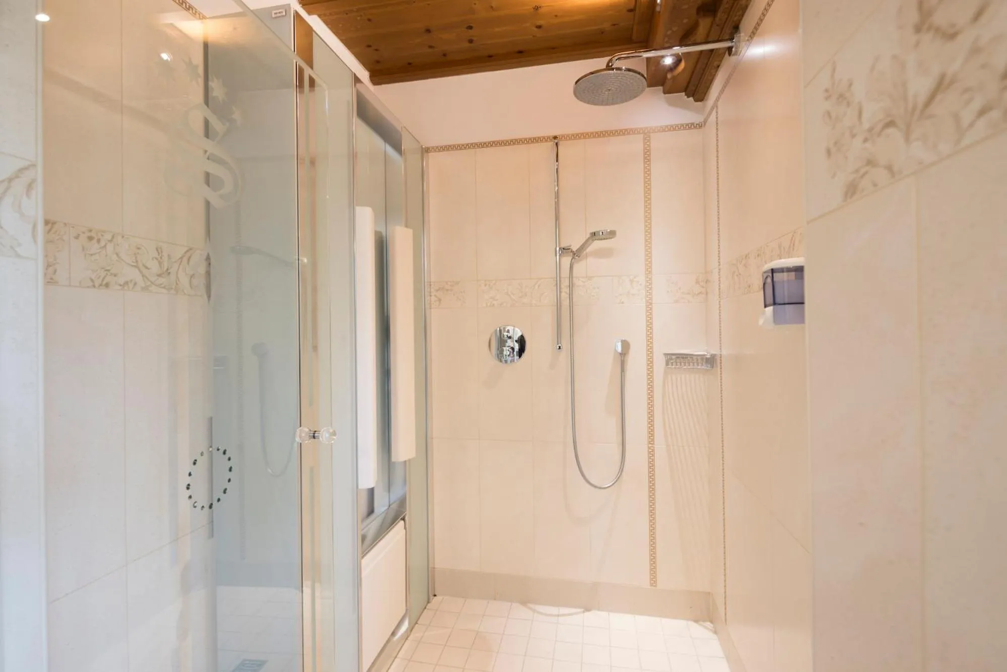 Shower in Hotel Silberberger - Wildschönau