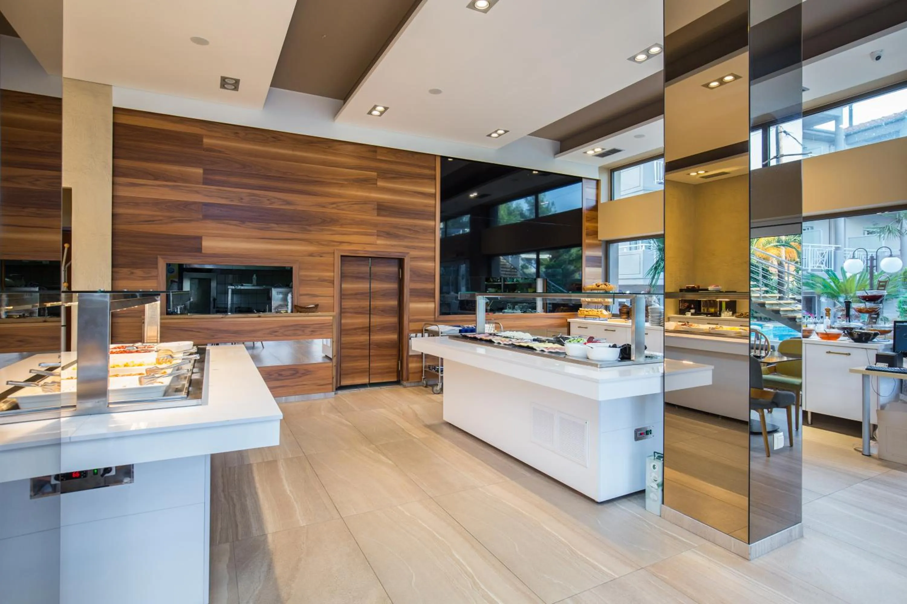 Restaurant/places to eat in Hotel Potos