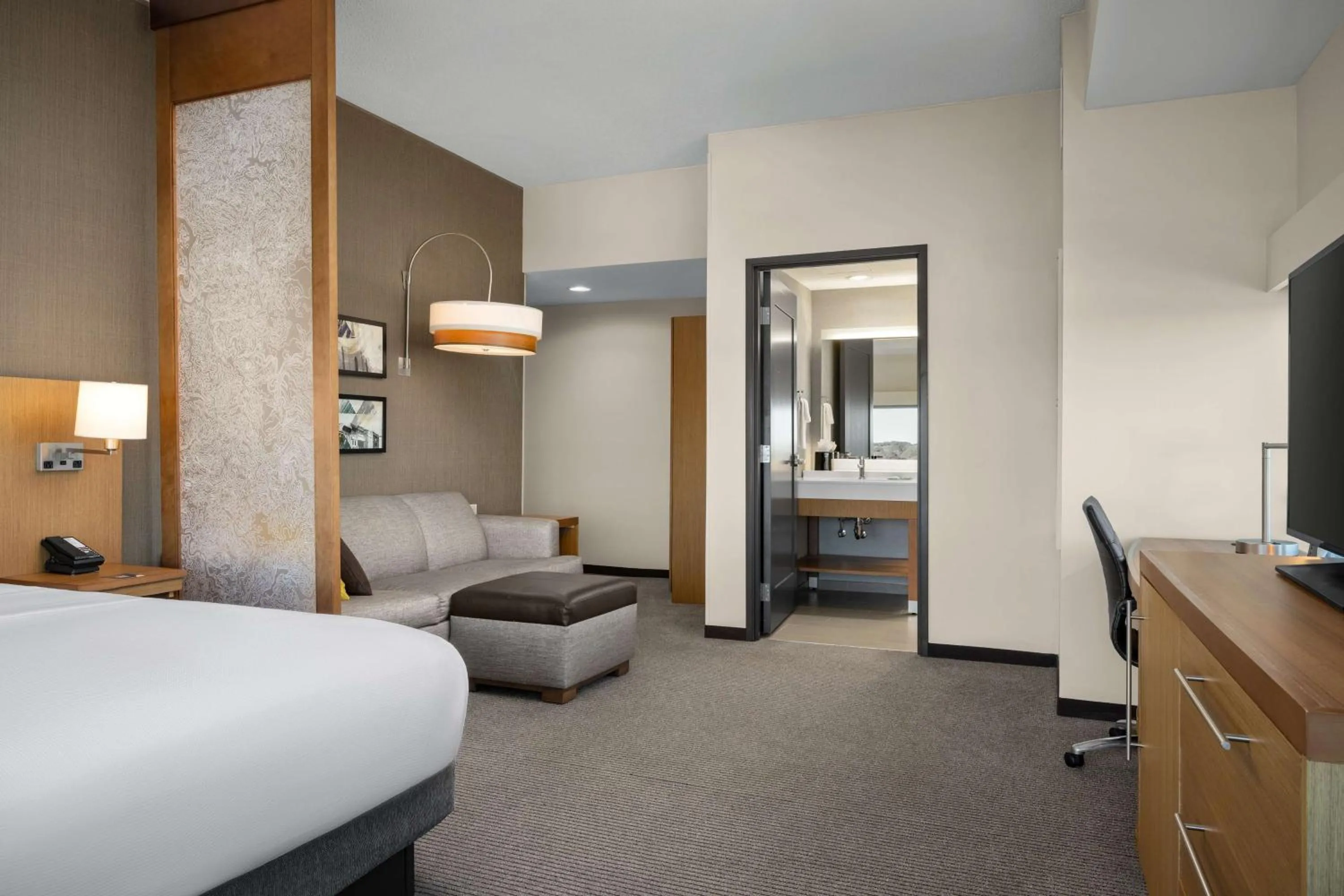 Bedroom, Bed in Hyatt Place Iowa City Downtown