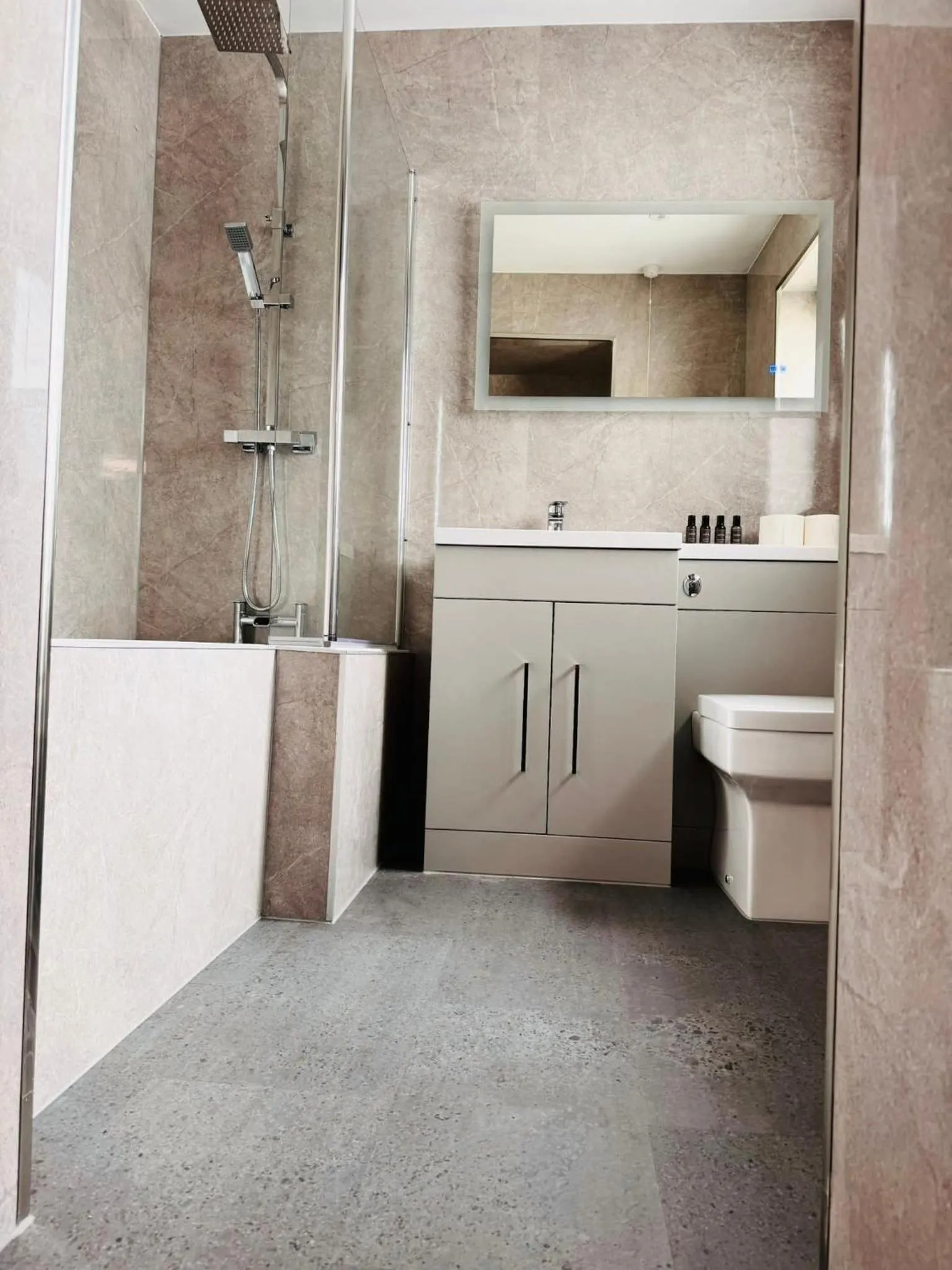 Bathroom in Thomas Arms Hotel