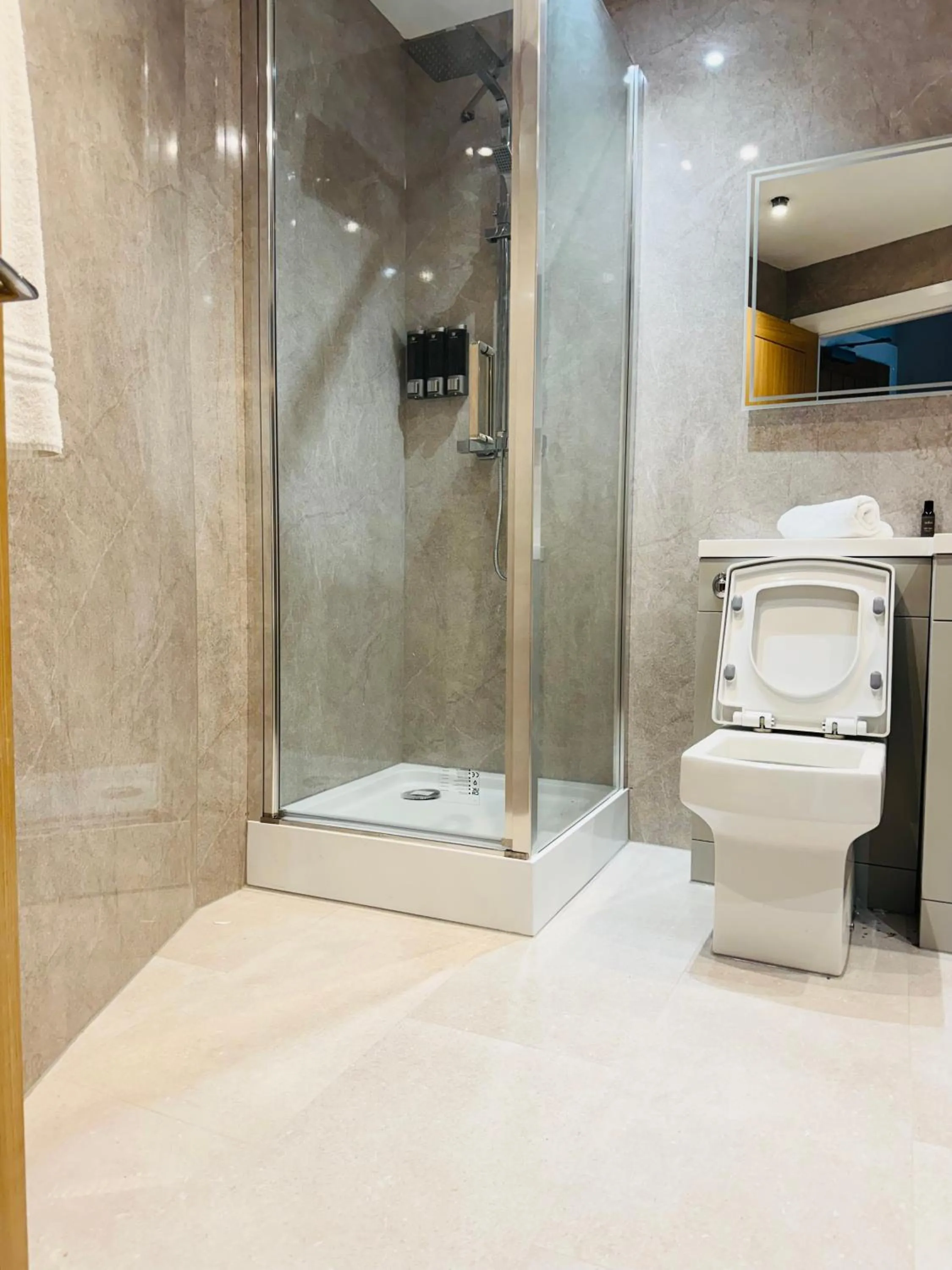 Shower in Thomas Arms Hotel