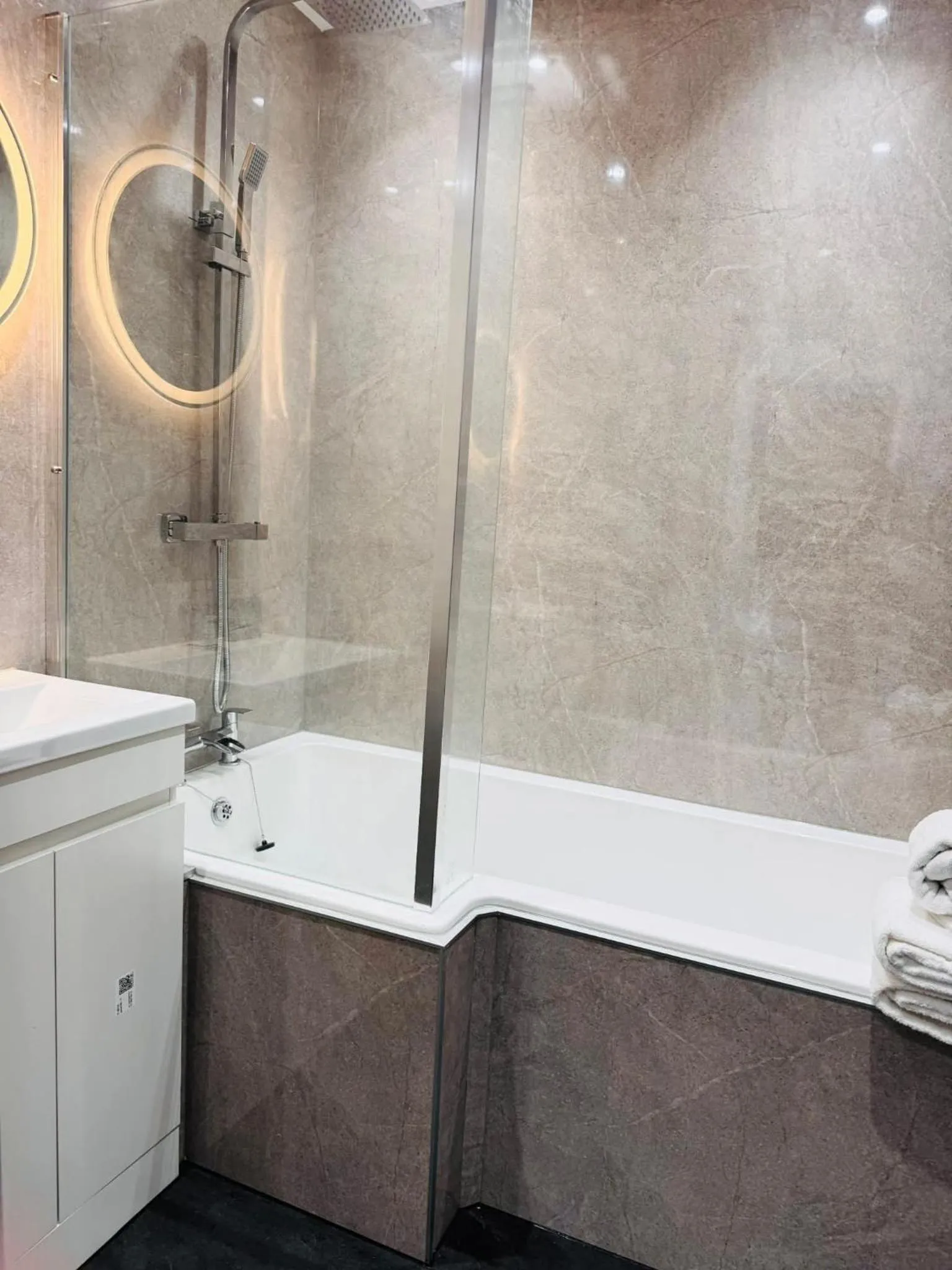 Bathroom in Thomas Arms Hotel