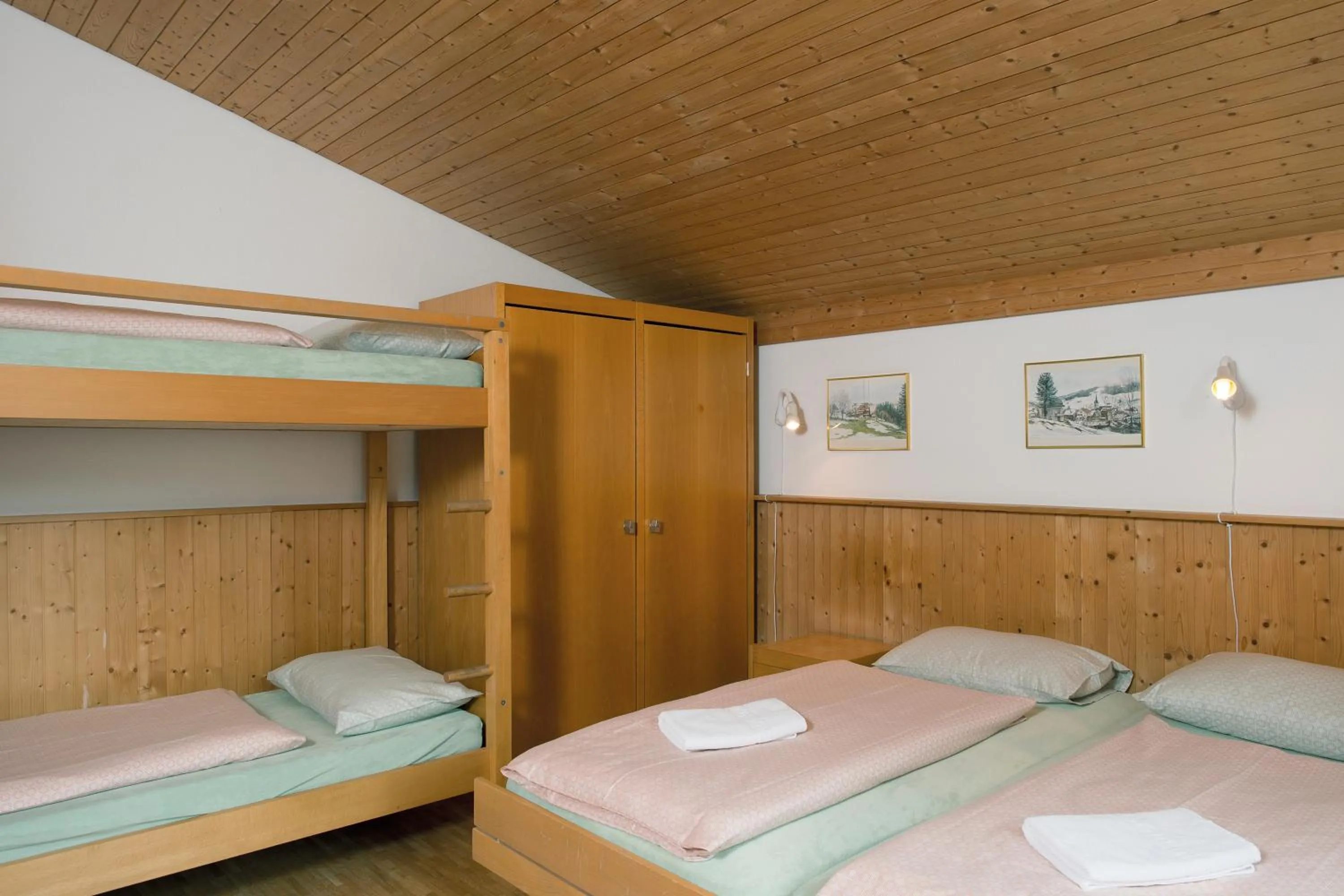 Photo of the whole room, Bed in Pontresina Youth Hostel