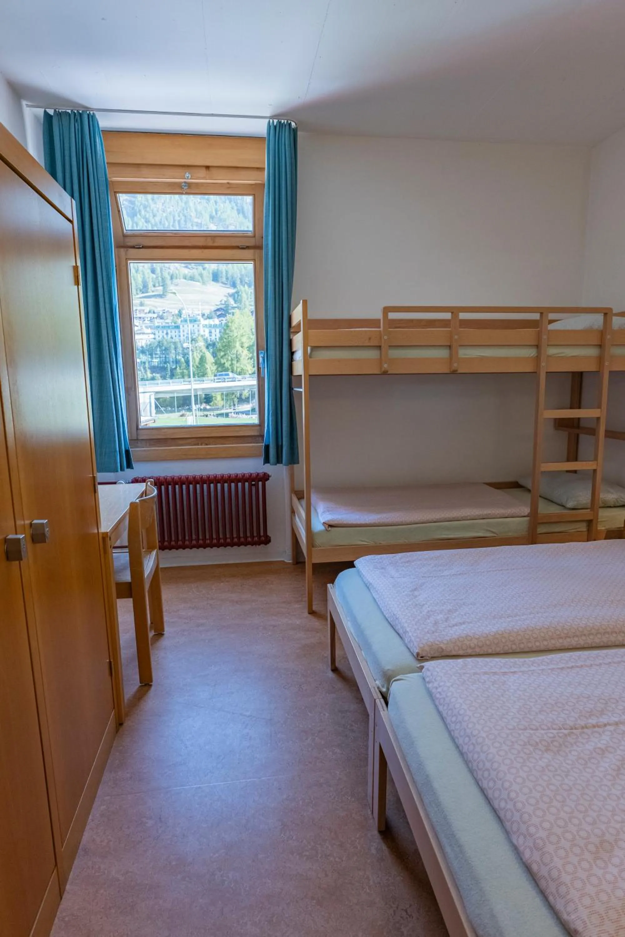 Bedroom, Bed in Pontresina Youth Hostel