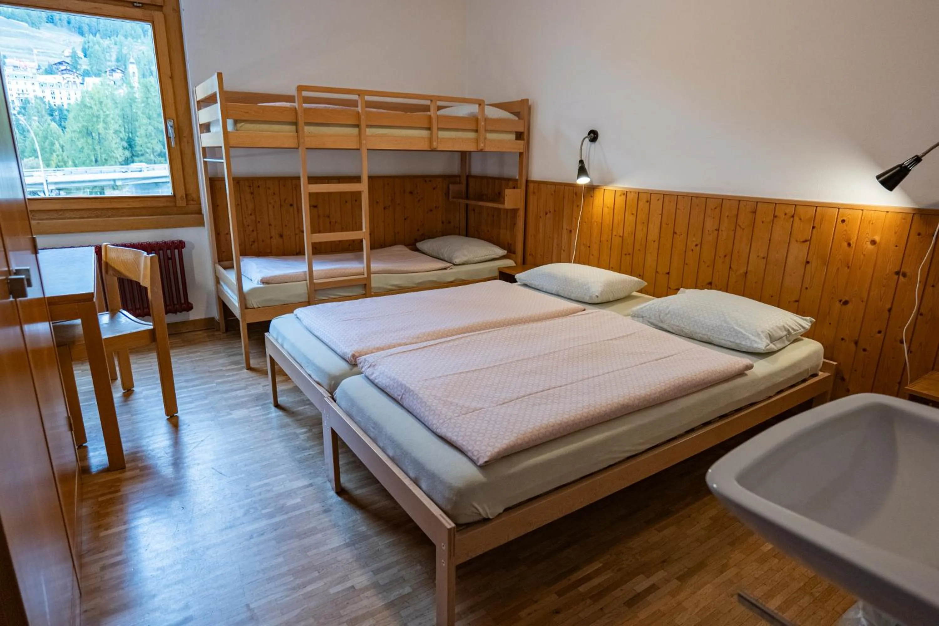 Bedroom, Bed in Pontresina Youth Hostel