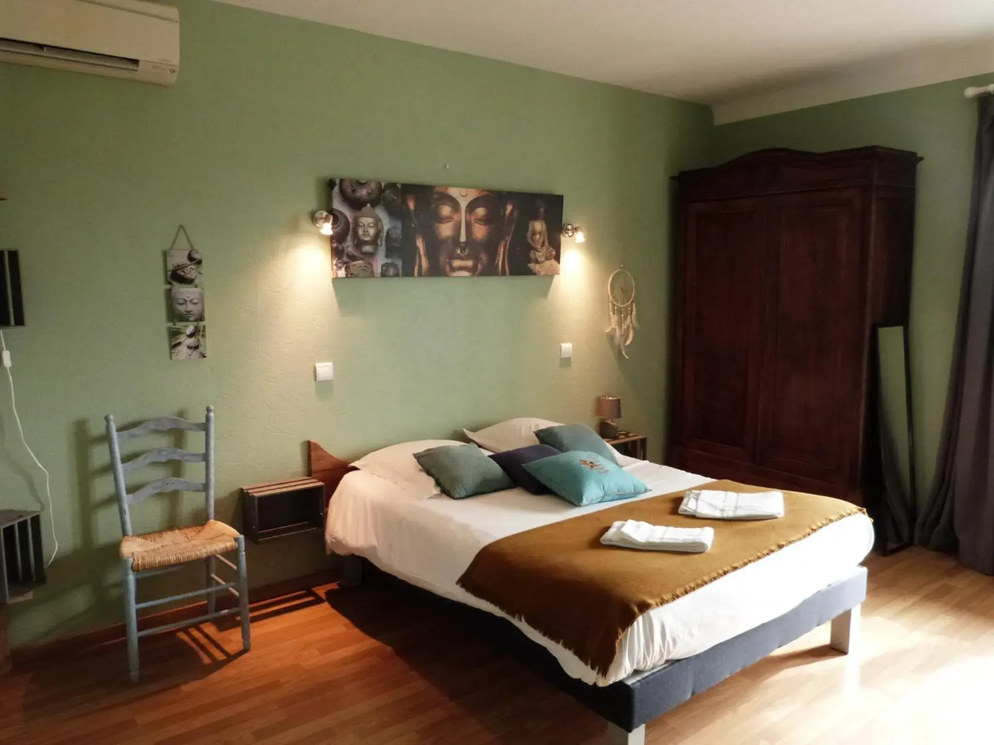 Comfort Triple Room in Logis Hôtel Restaurant La Borie Comfort Triple Room in Logis Hôtel Restaurant La Borie