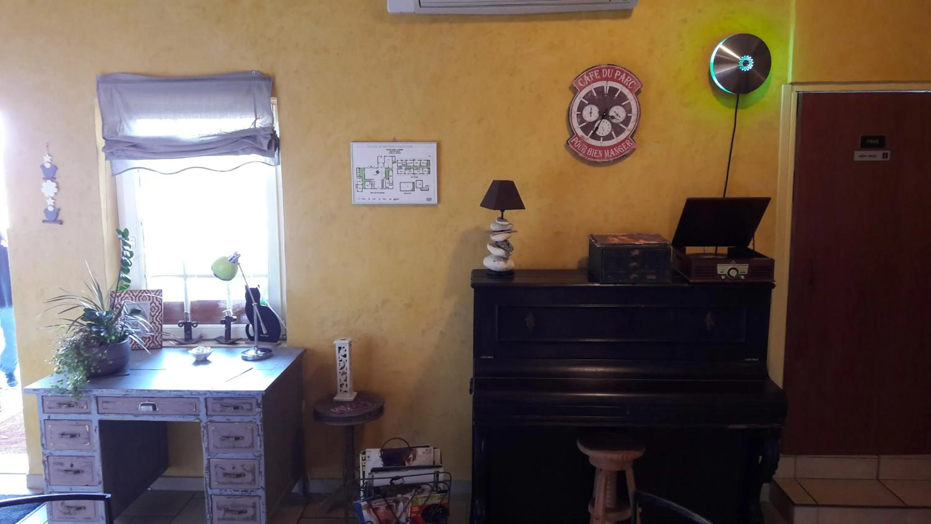 Lobby or reception in Logis Hôtel Restaurant La Borie