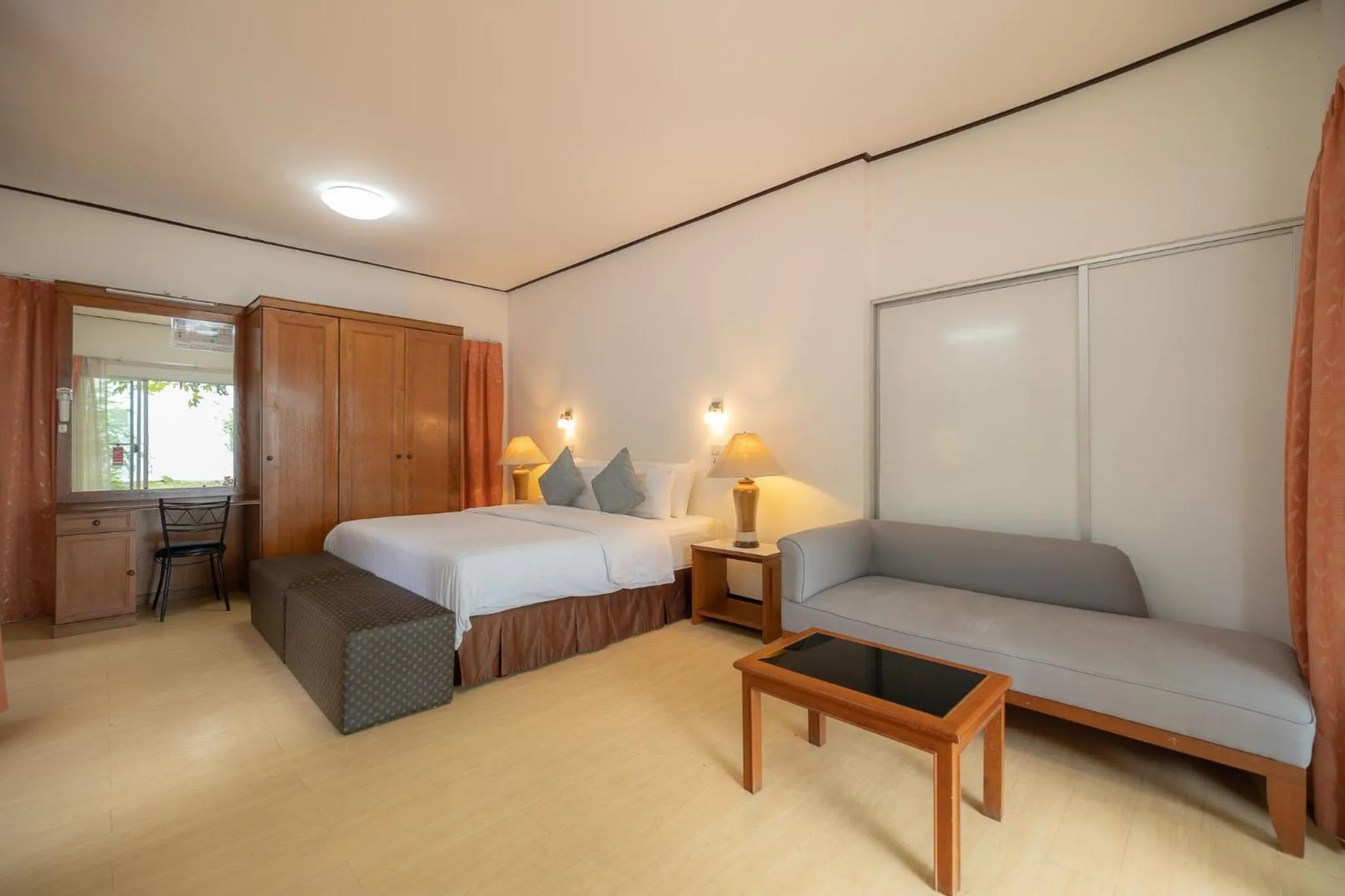 Bedroom, Bed in Bangkok Rama Hotel