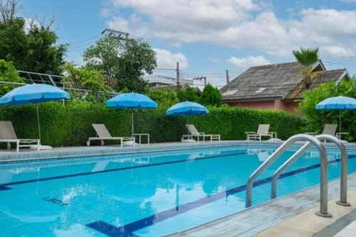 Swimming pool in Bangkok Rama Hotel
