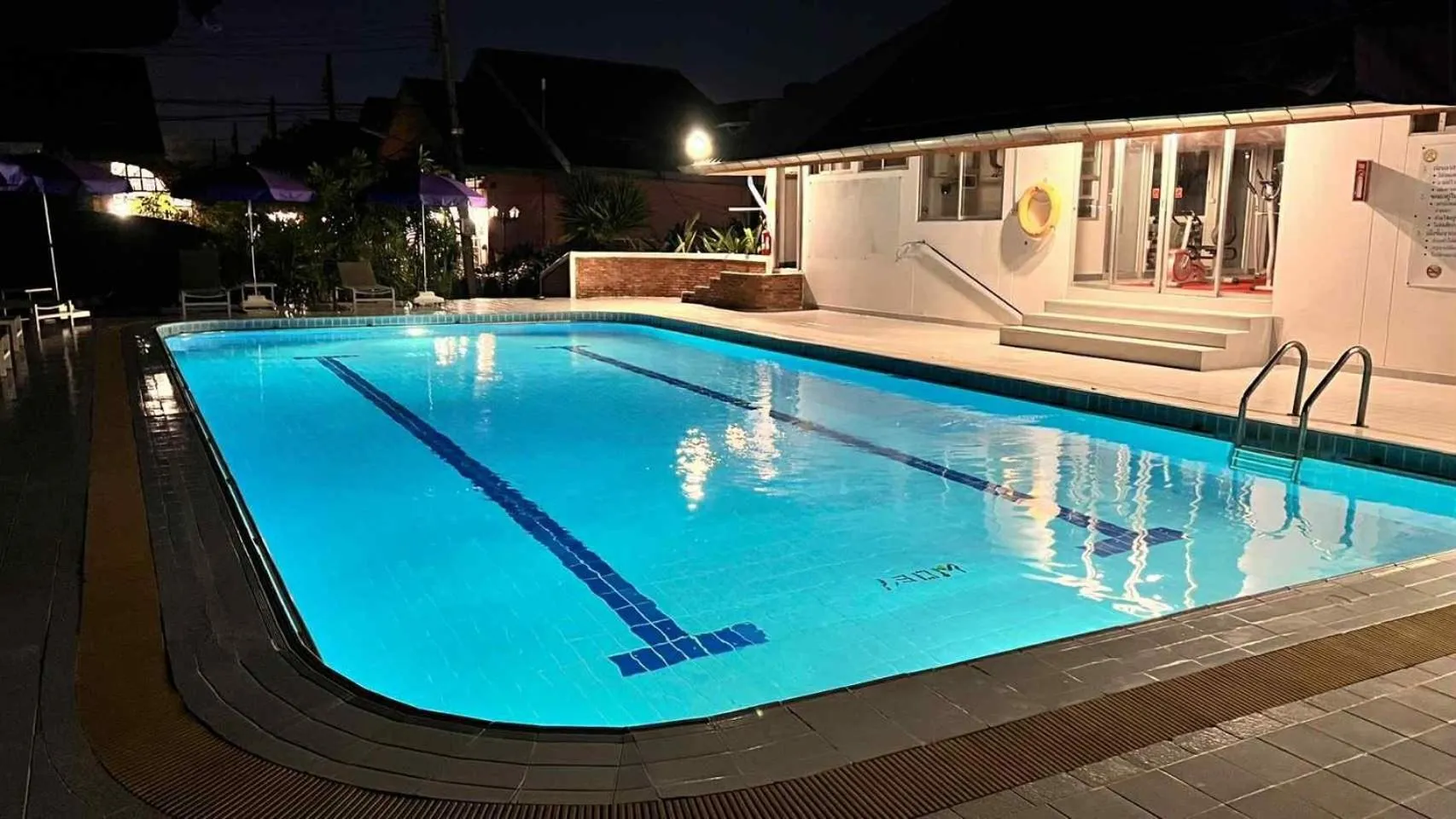 Swimming pool in Bangkok Rama Hotel