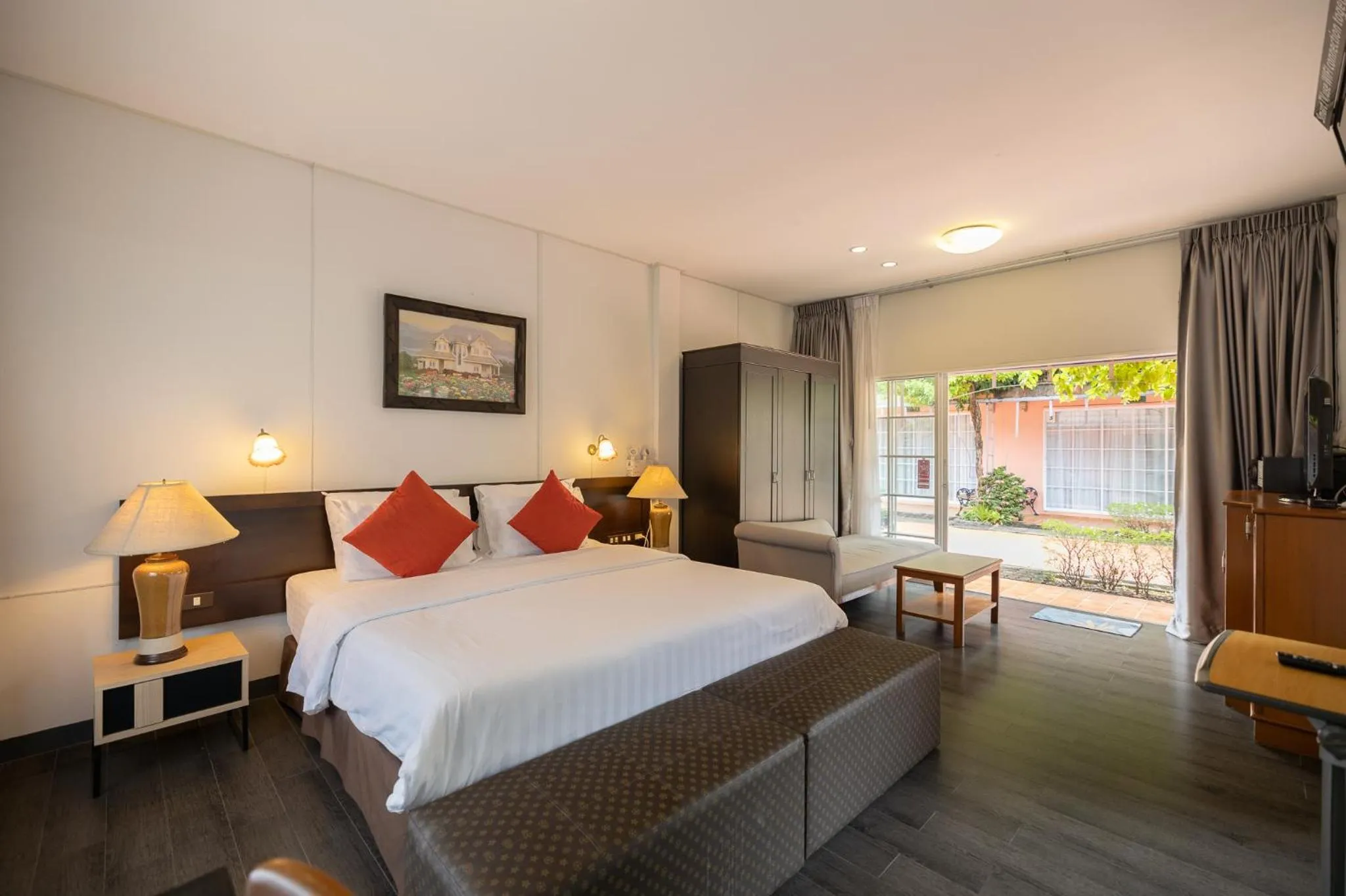 Photo of the whole room, Bed in Bangkok Rama Hotel