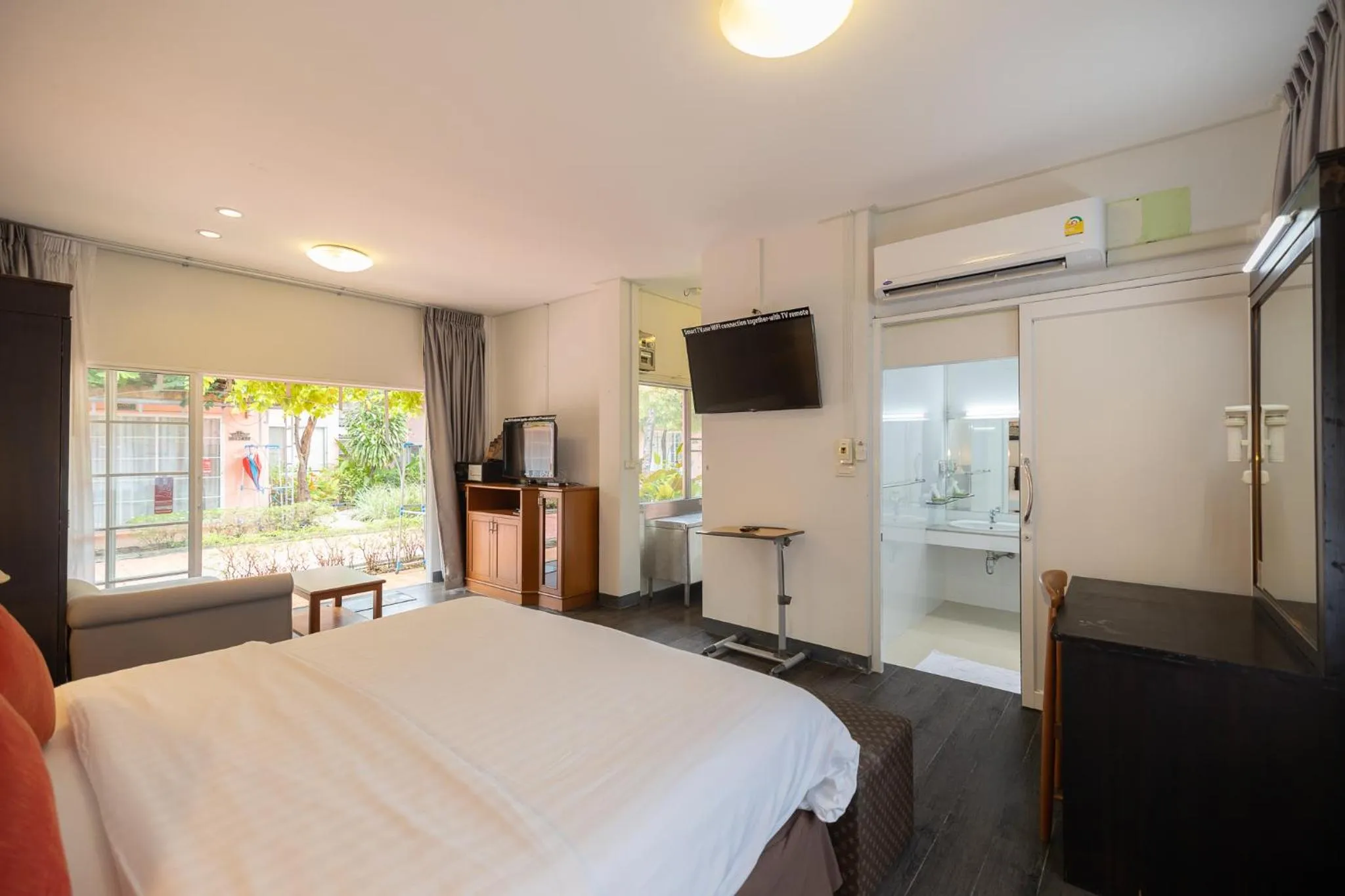 Photo of the whole room, Bed in Bangkok Rama Hotel