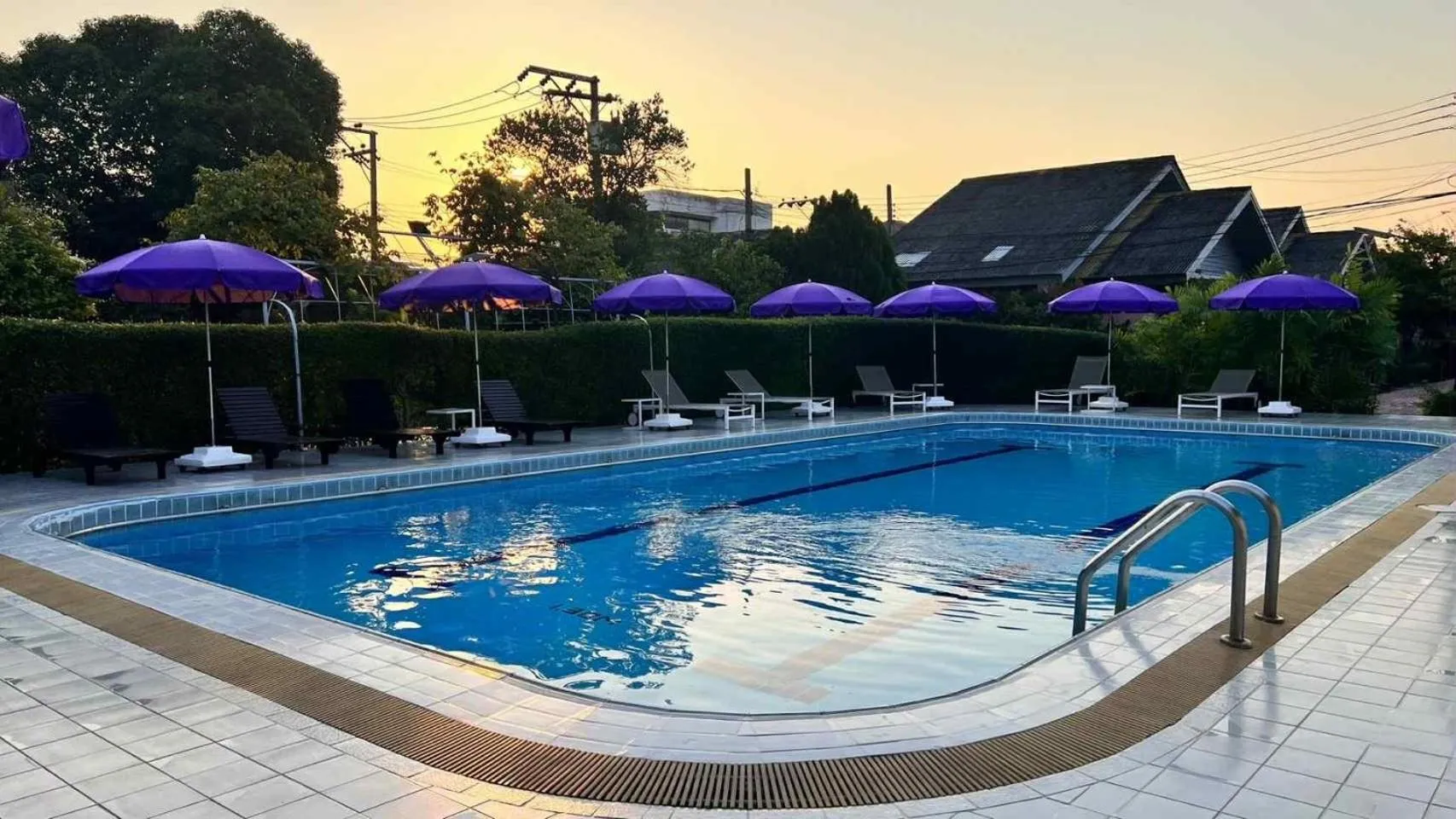 Swimming pool in Bangkok Rama Hotel