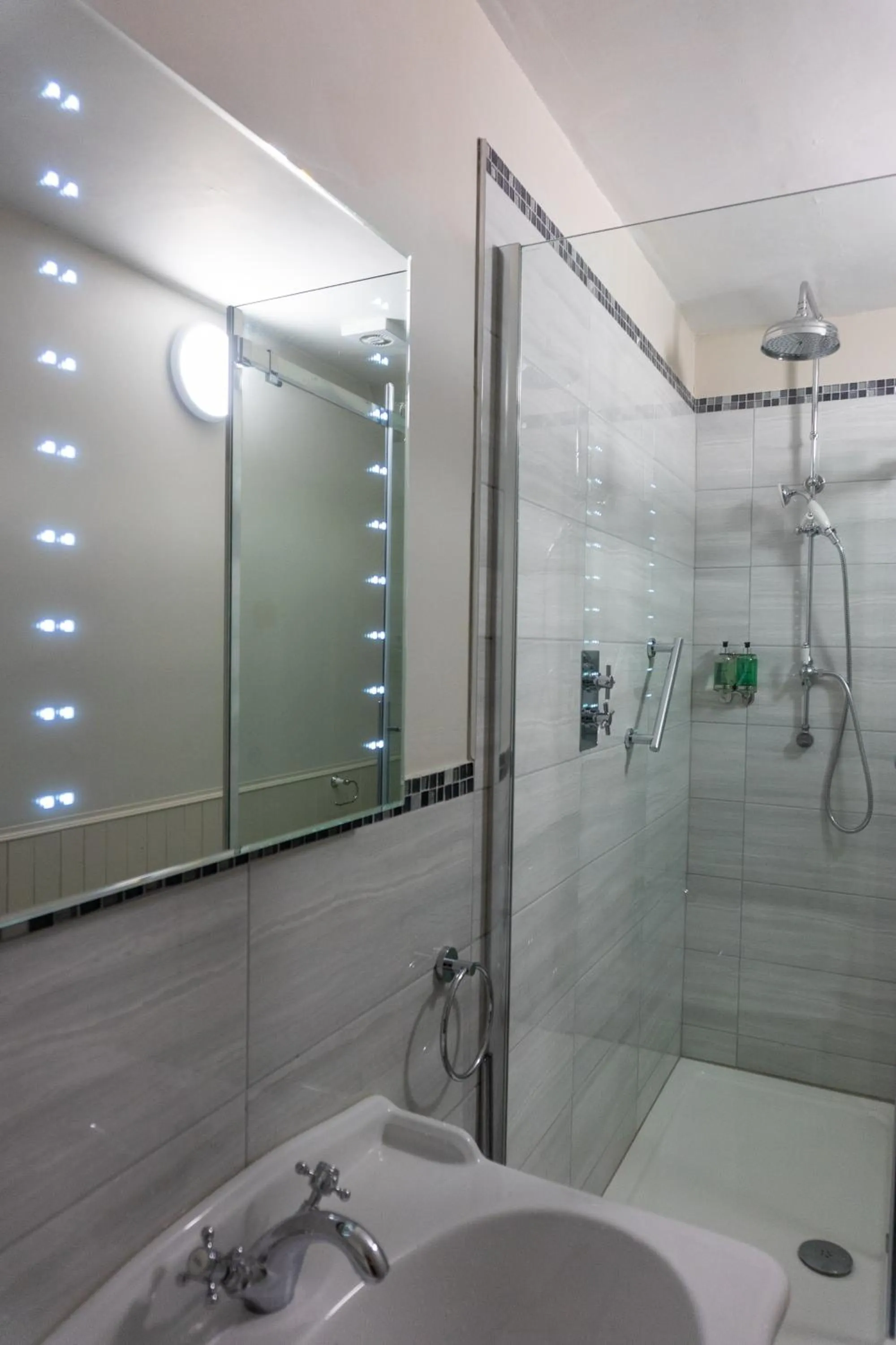 Shower in Western Isles Hotel