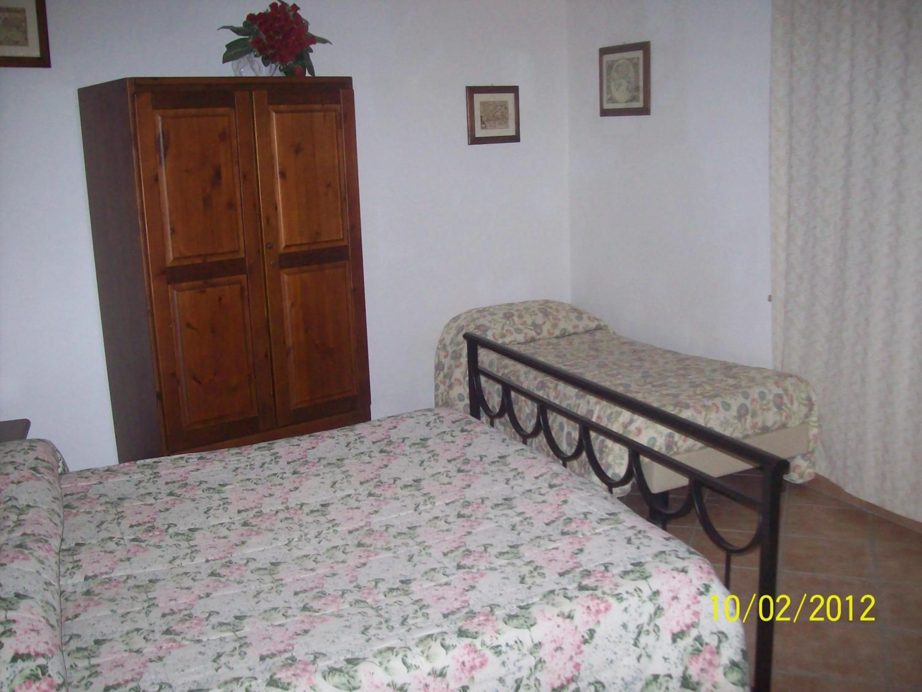 Photo of the whole room, Bed in Albergo La Perla