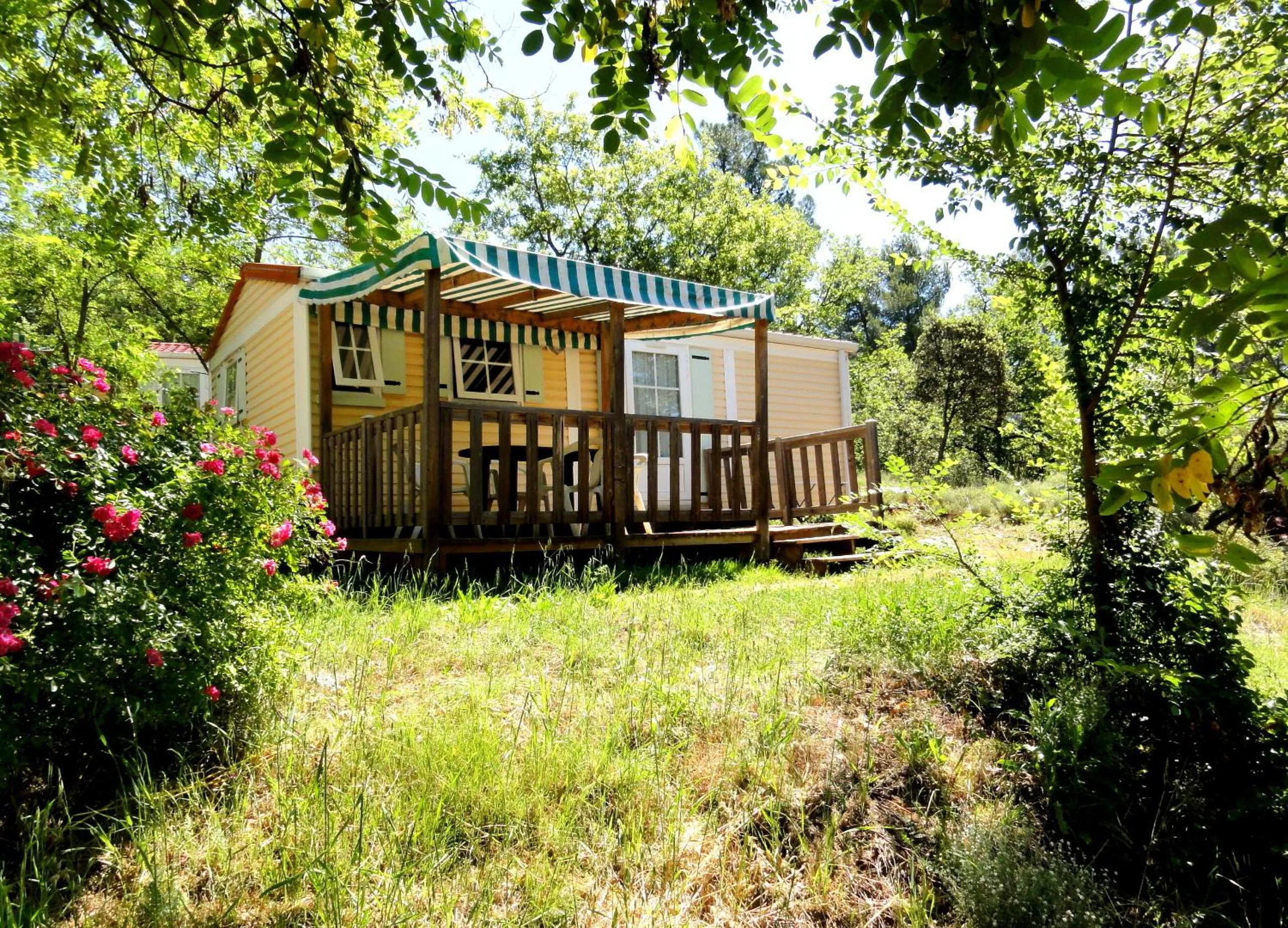 Facade/entrance in La Colline des Ocres Village de vacances 3 étoiles