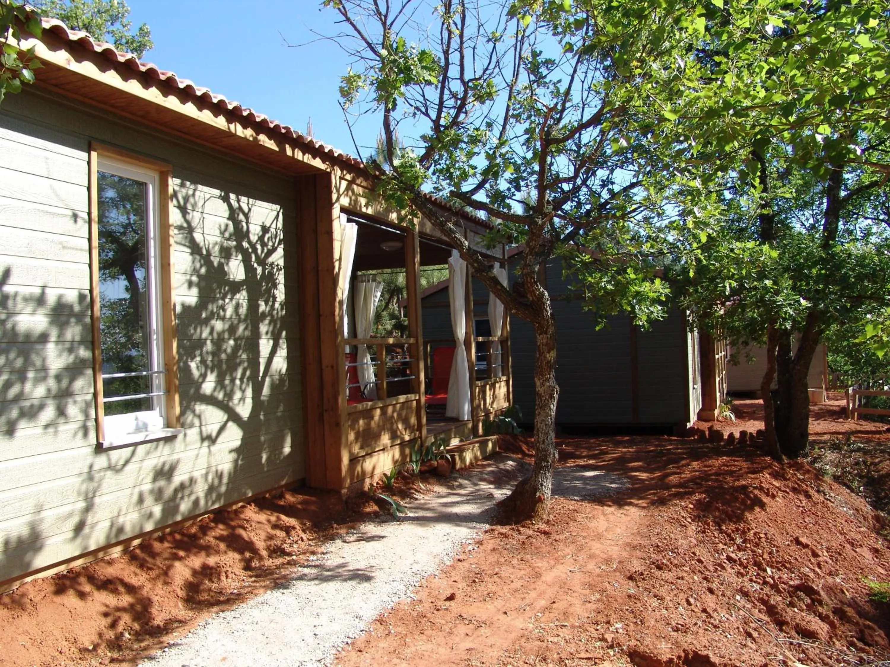Facade/entrance in La Colline des Ocres Village de vacances 3 étoiles