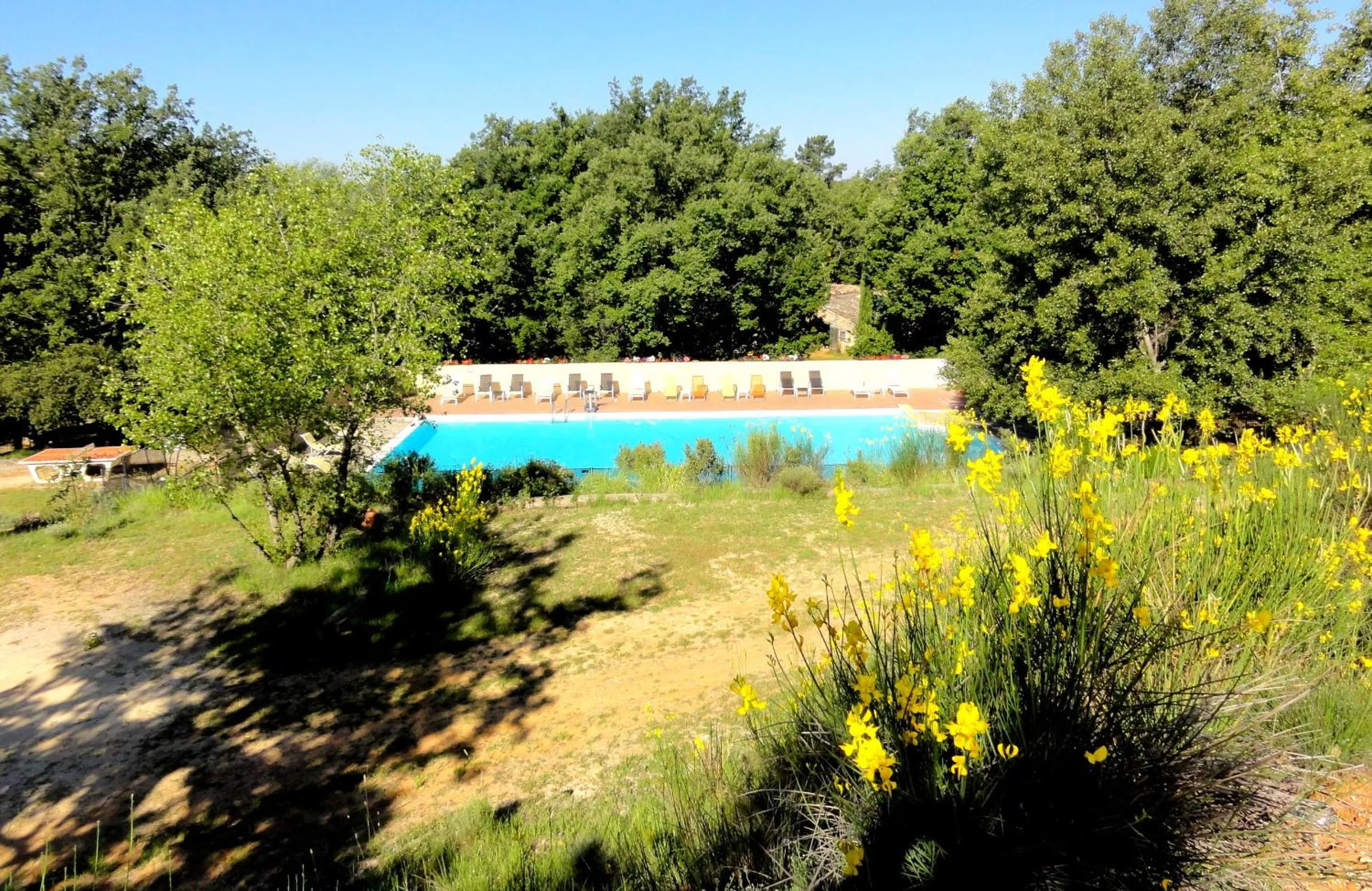 Pool view in La Colline des Ocres Village de vacances 3 étoiles
