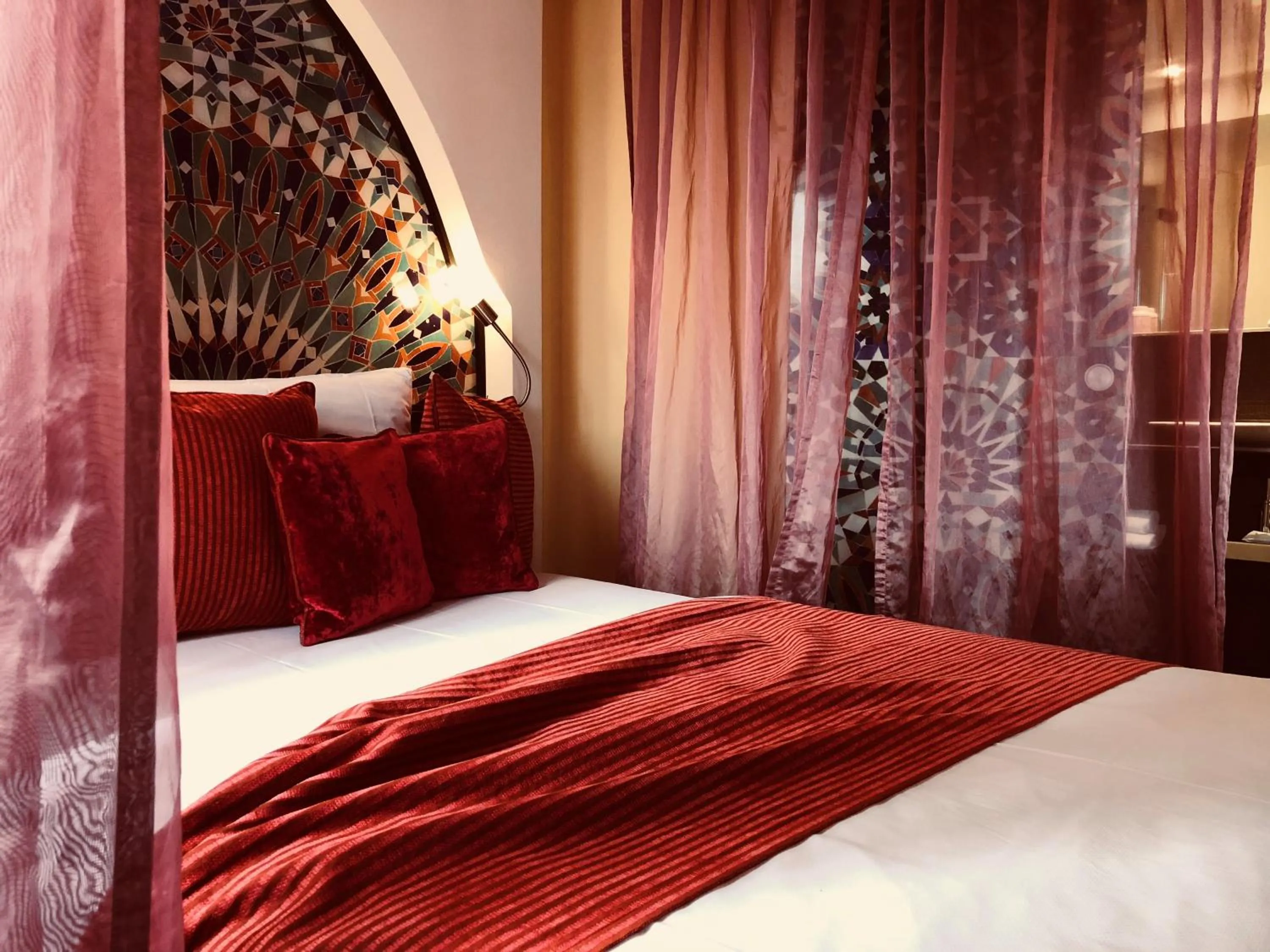 Bed in Hotel TraumRaum - "SELF CHECK IN"