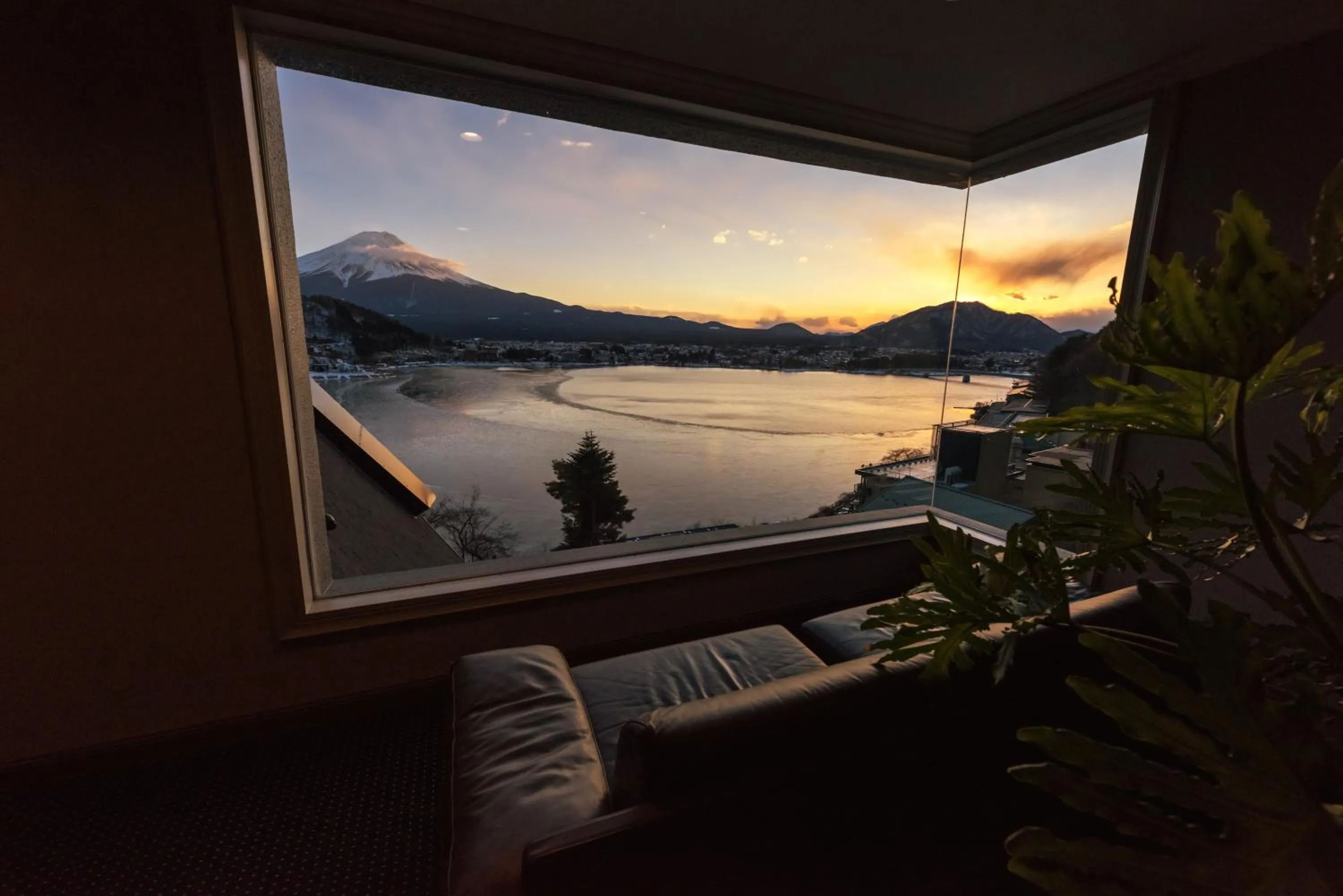 Communal lounge/ TV room in Mizno Hotel