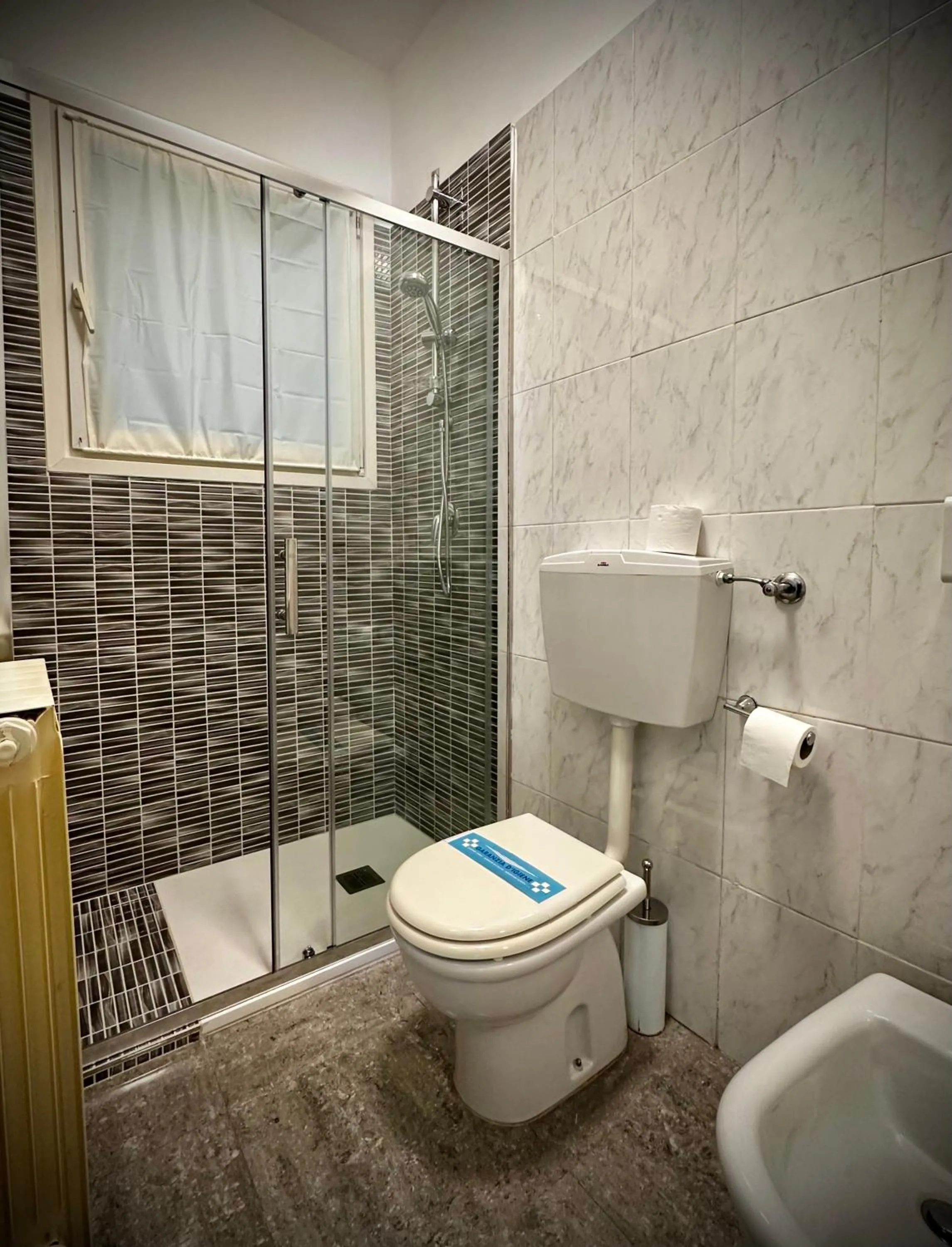 Shower in Albergo Italia