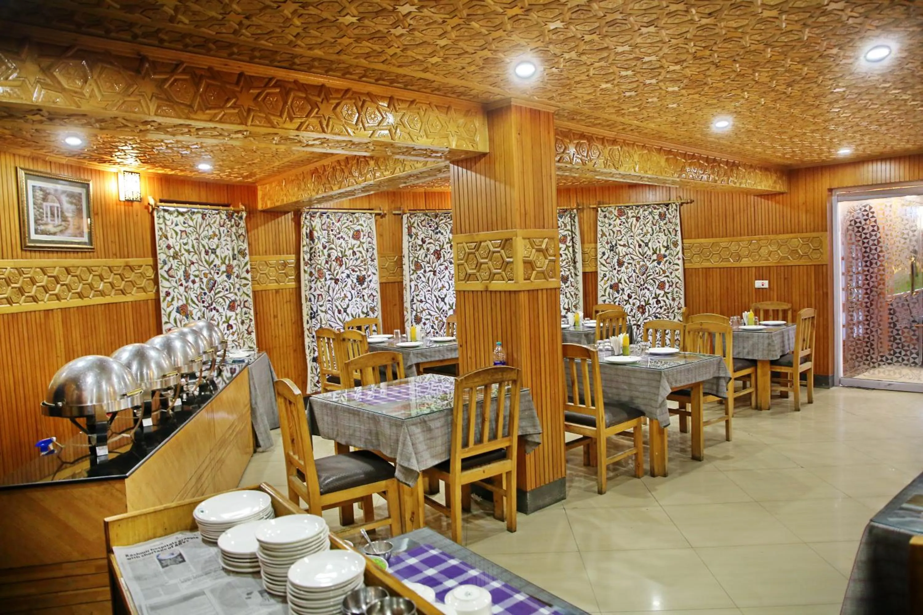 Restaurant/places to eat in Hotel Centre Point