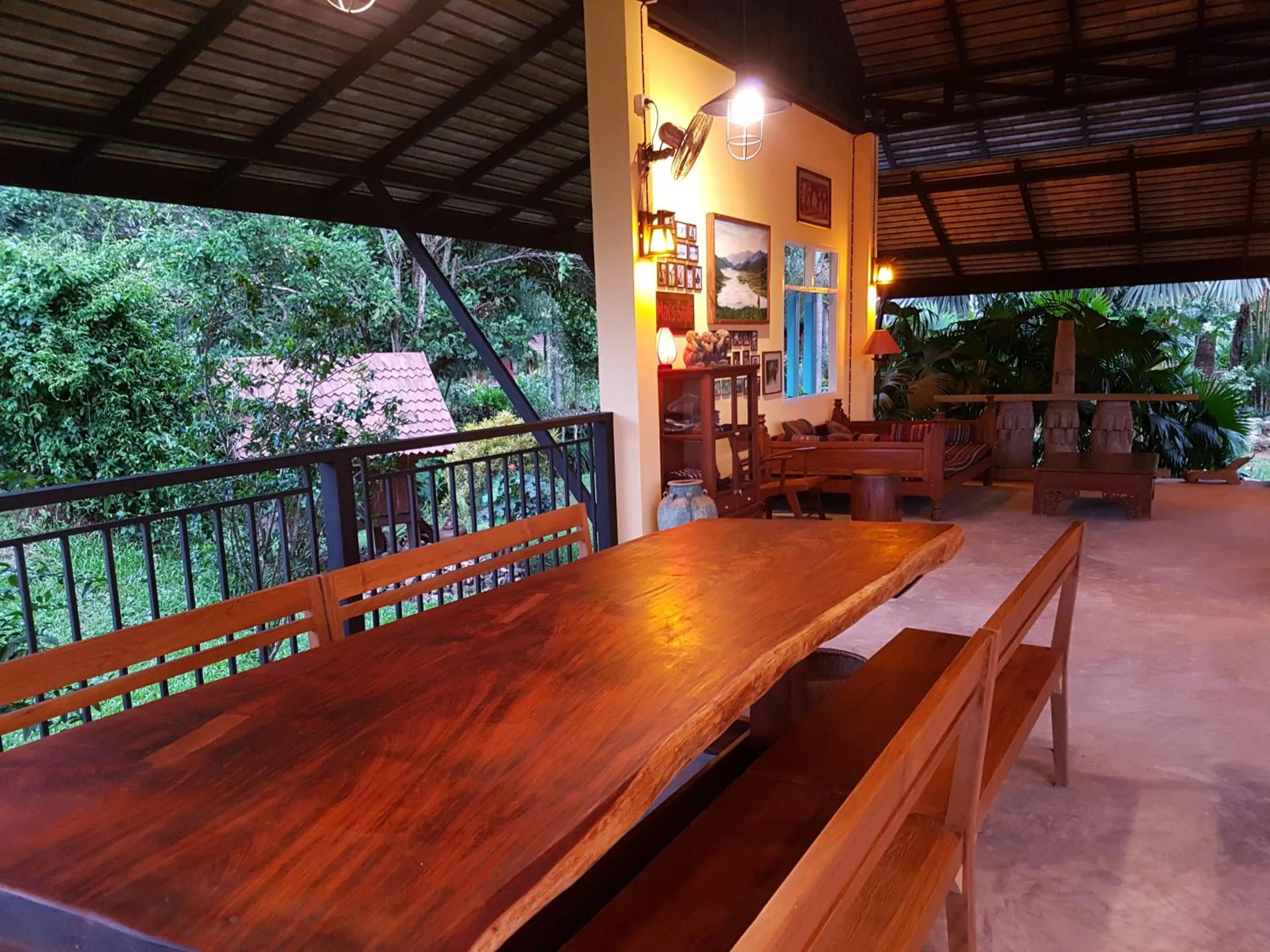 Restaurant/places to eat in Baan Sakuna Hotel