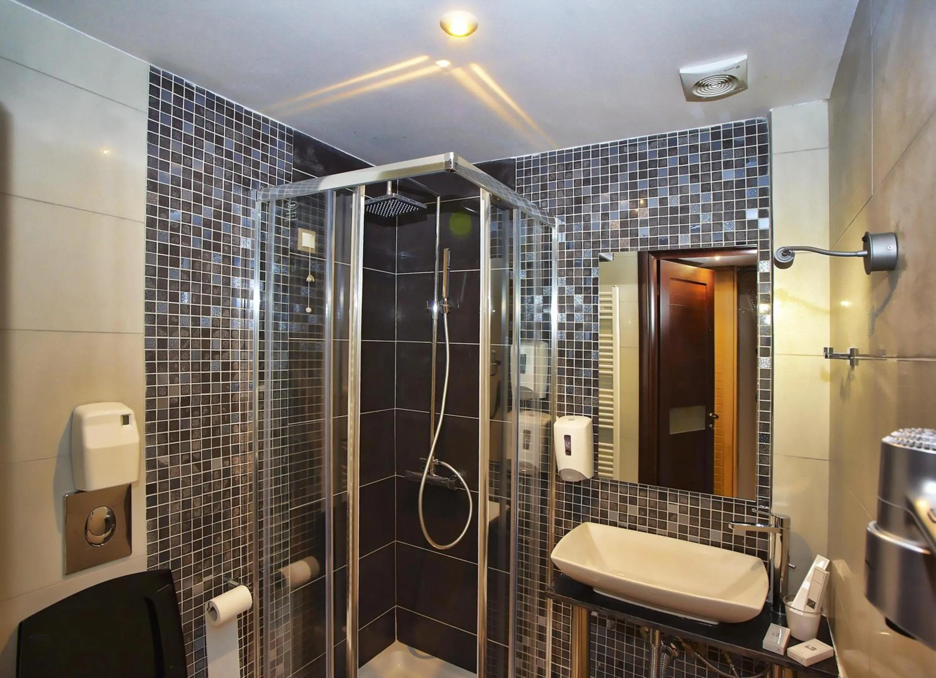 Shower in Anavasi Mountain Resort