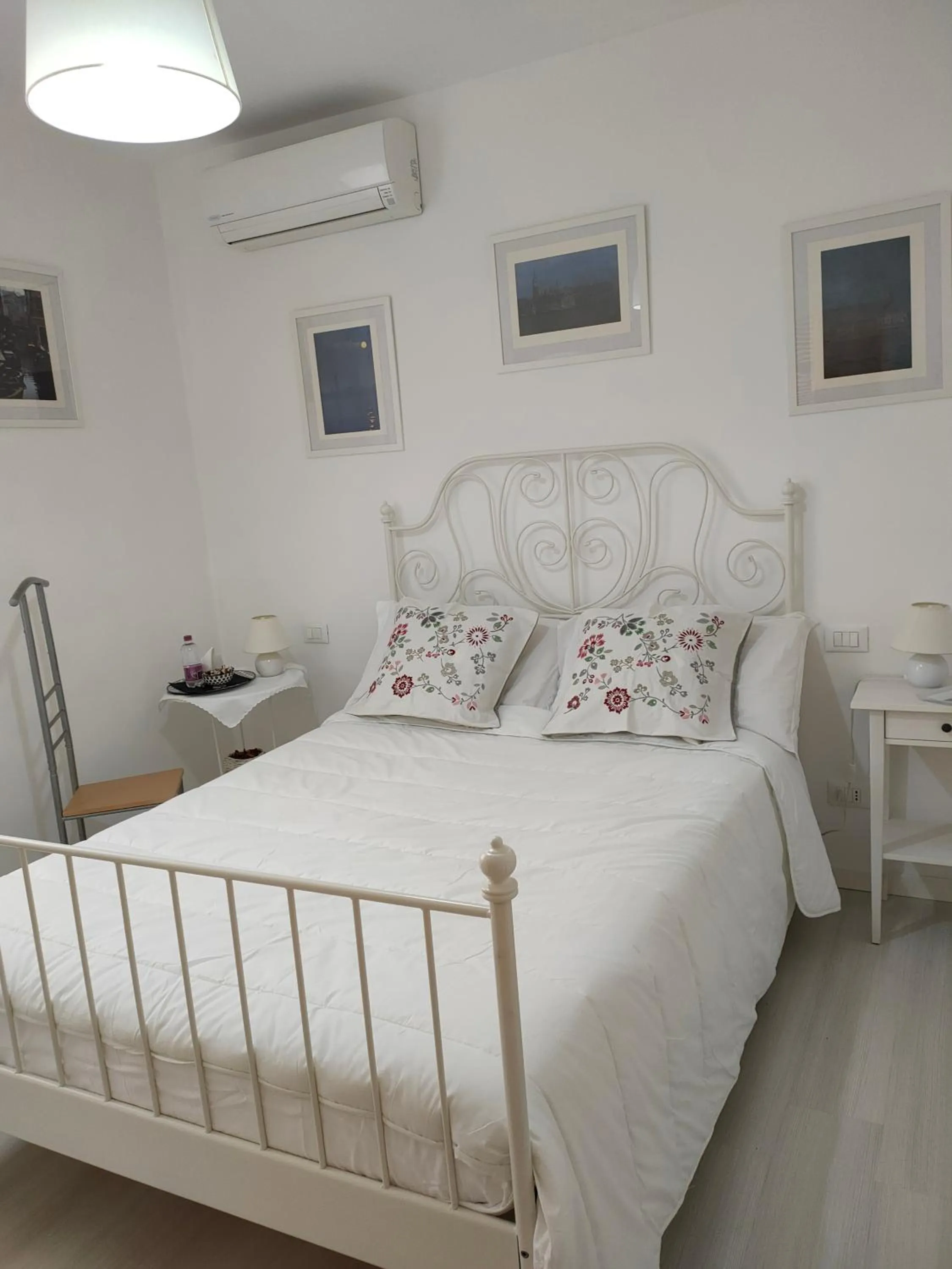 Photo of the whole room in Venice Home