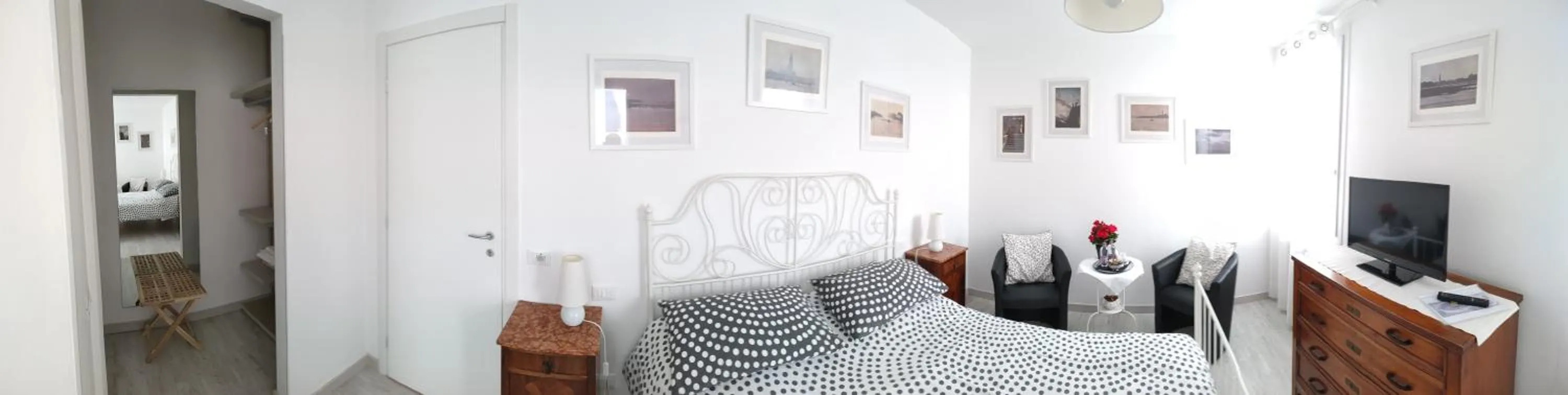 Photo of the whole room in Venice Home