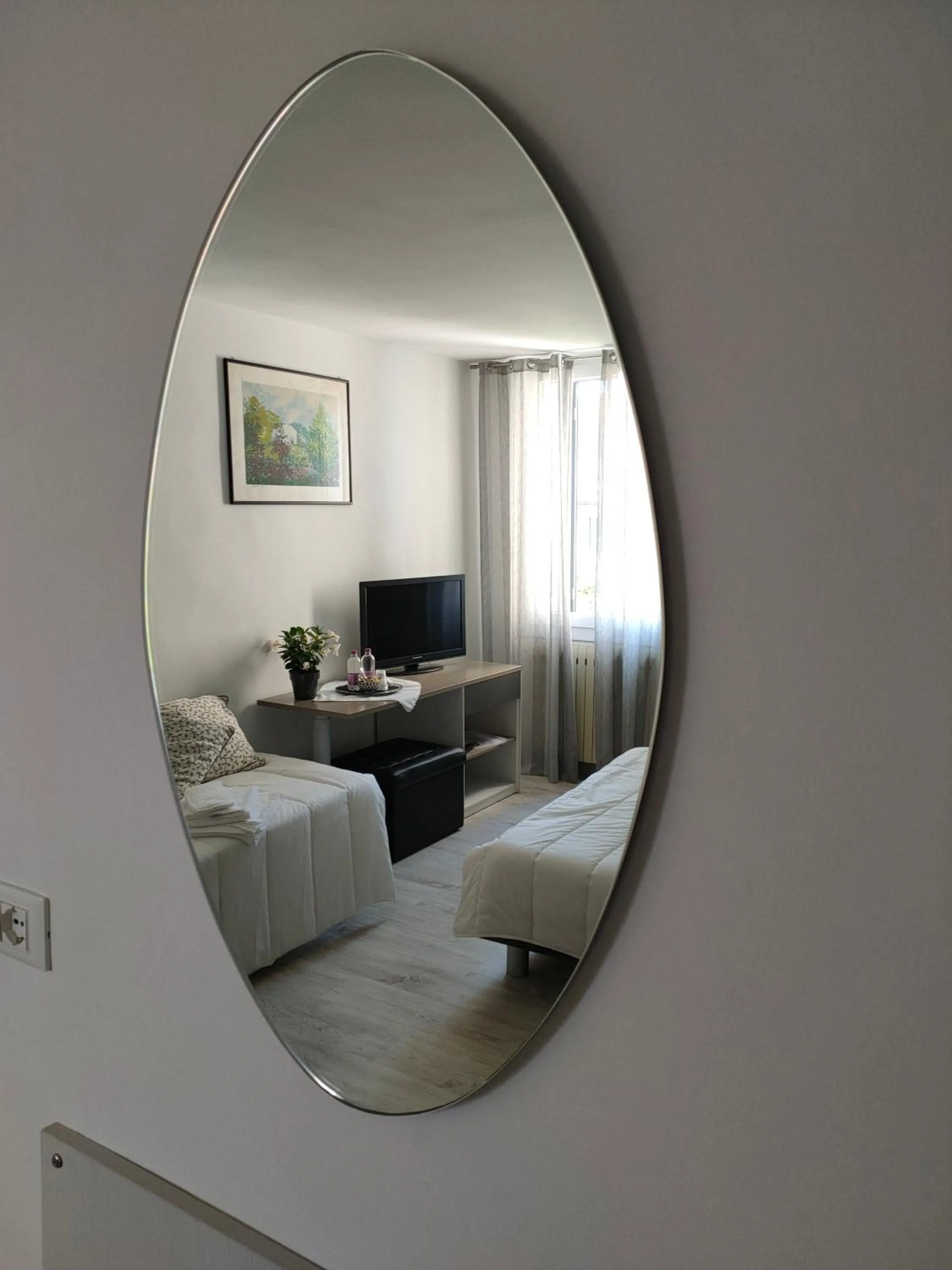 Photo of the whole room in Venice Home